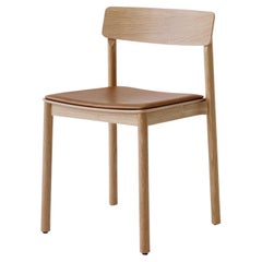 Betty Chair Tk3, in edlem Anilinleder in Cognac und Eiche-Thau 
Kallio-&Tradition