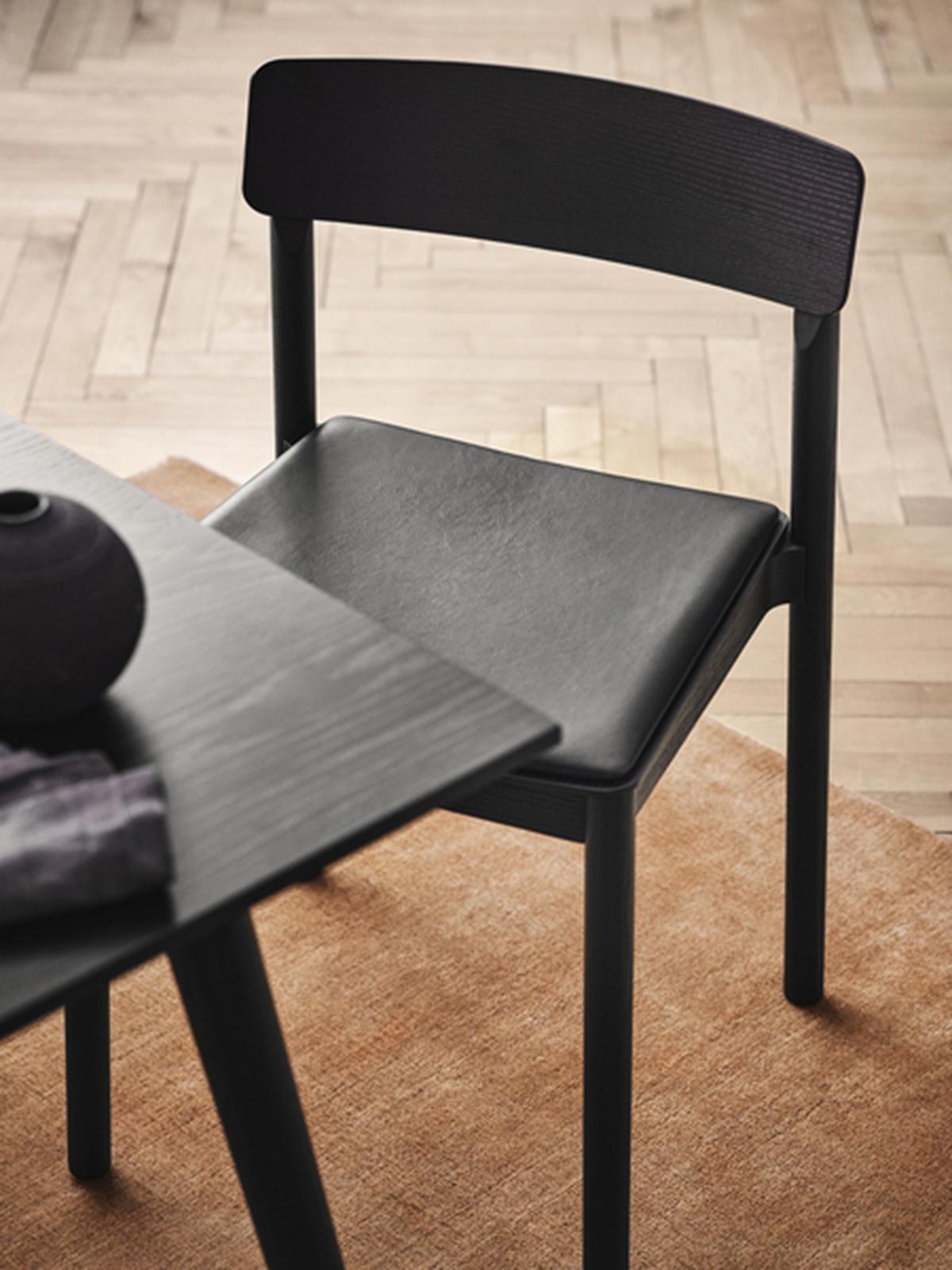 Named after the Betty Nansen theatre in Copenhagen, this chair boasts an exceptionally durable construction. Crafted from solid oak, with an upholstered seat, its simple design promises outstanding comfort. 
Upholstery : Black Aniline Leather - Wood
