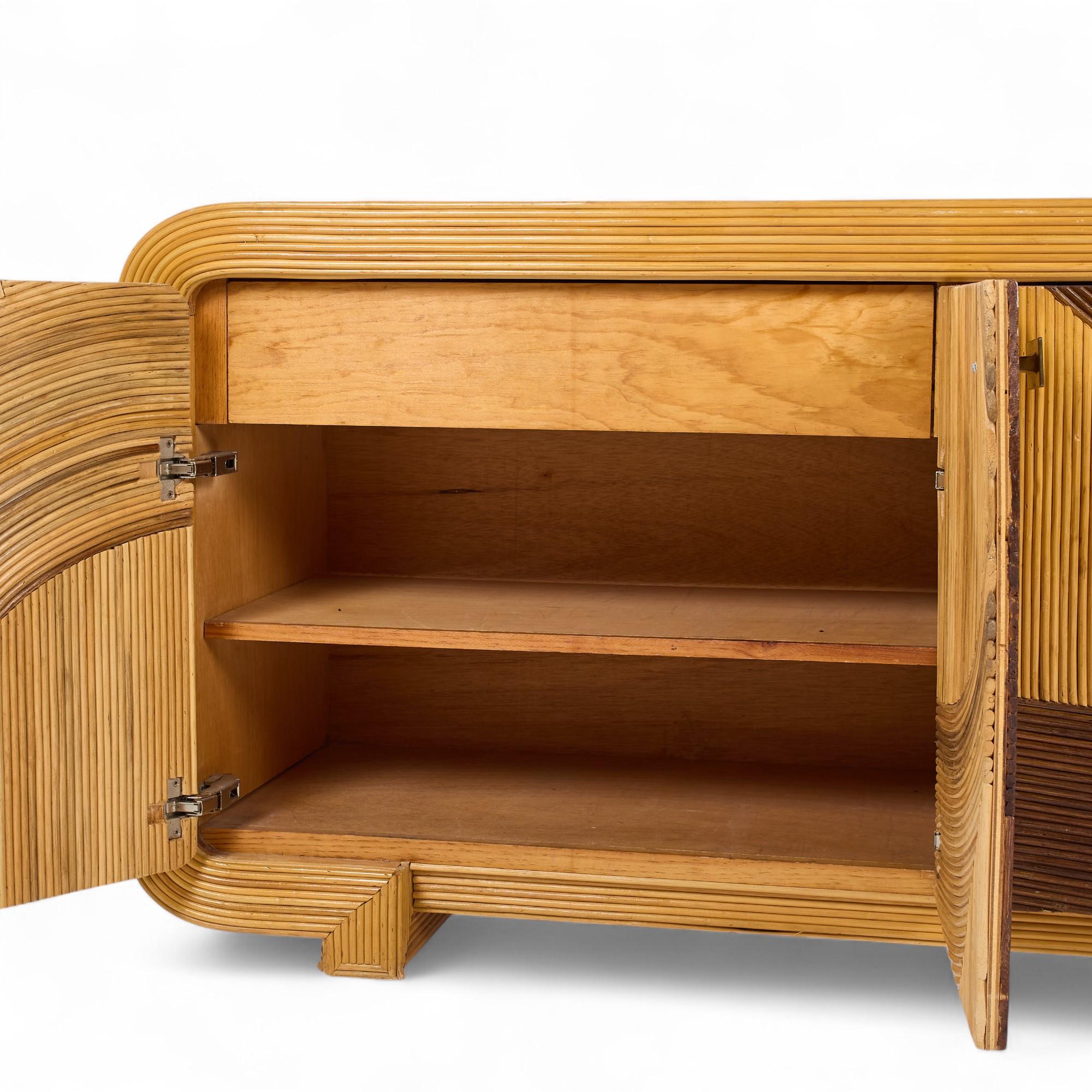 Credenza de ratán de mediados de siglo Betty Cobonpue siglo XX en venta
