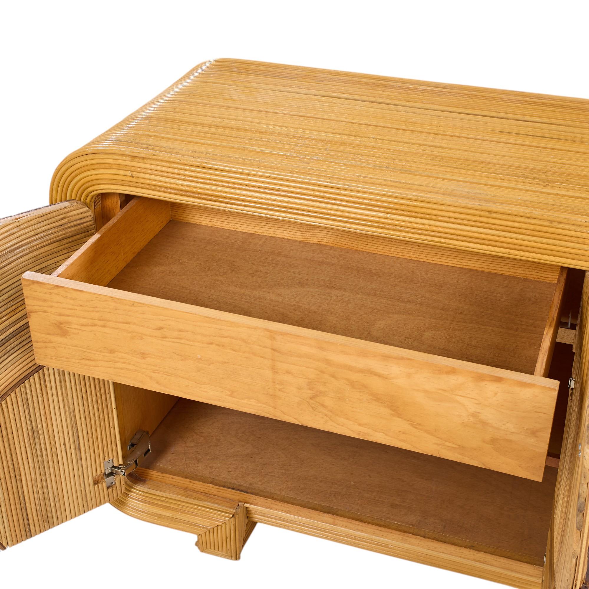 Credenza de ratán de mediados de siglo Betty Cobonpue Ratán en venta