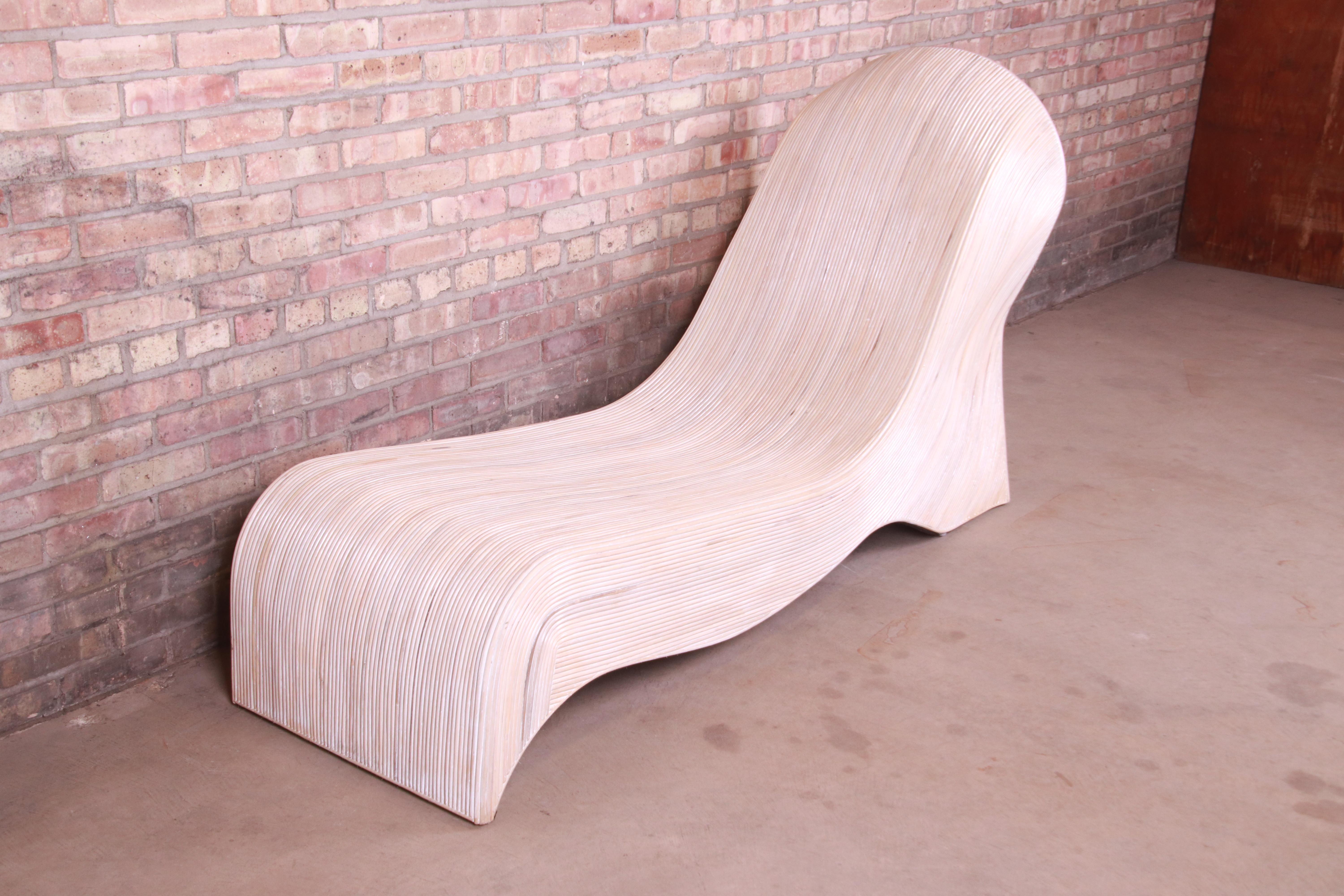 A gorgeous sculptural organic modern split reed rattan chaise lounge

By Betty Cobonpue

1980s

Measures: 24.5