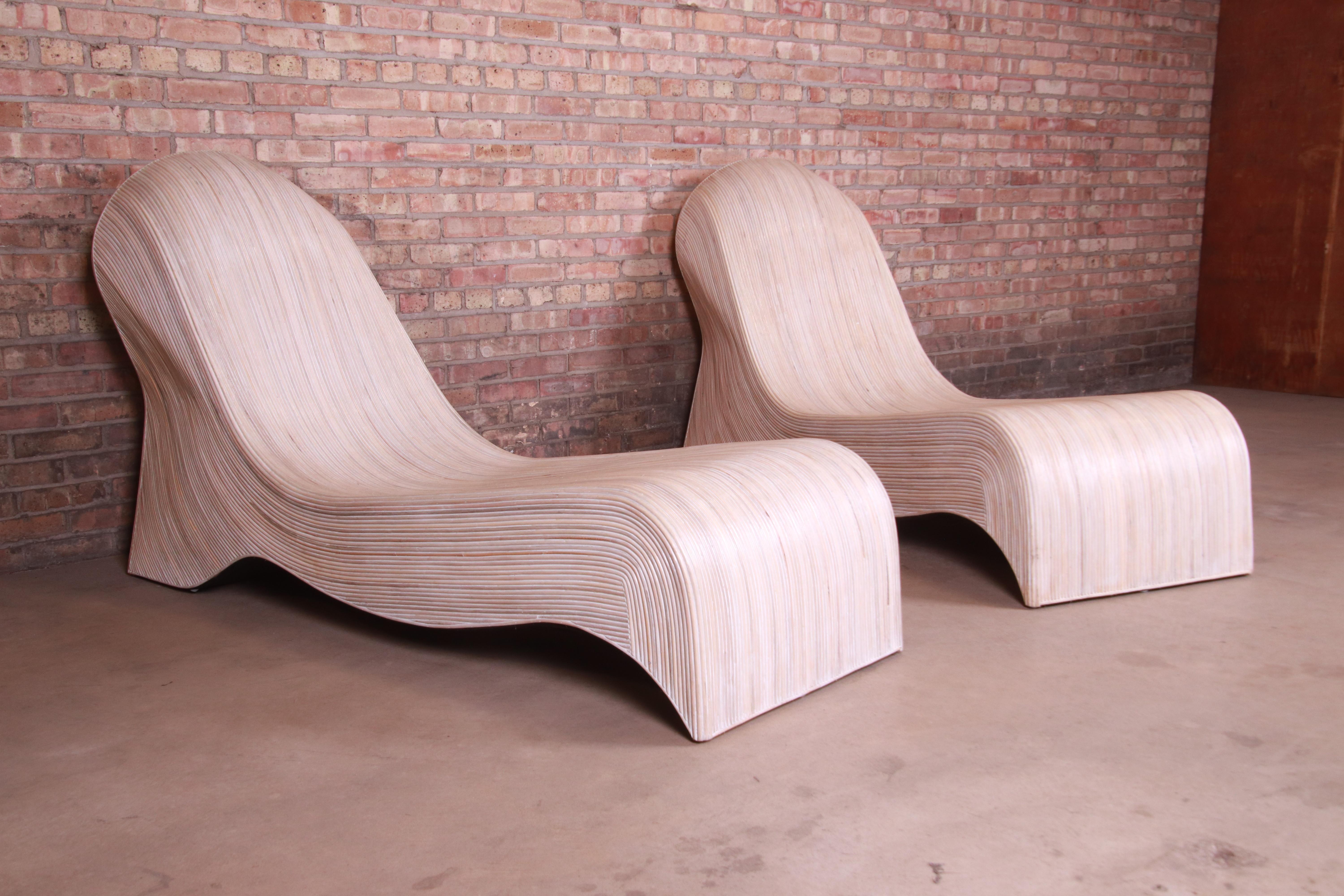 Paire de chaises longues sculpturales en rotin à rallonge fendue Betty Cobonpue en vente 5