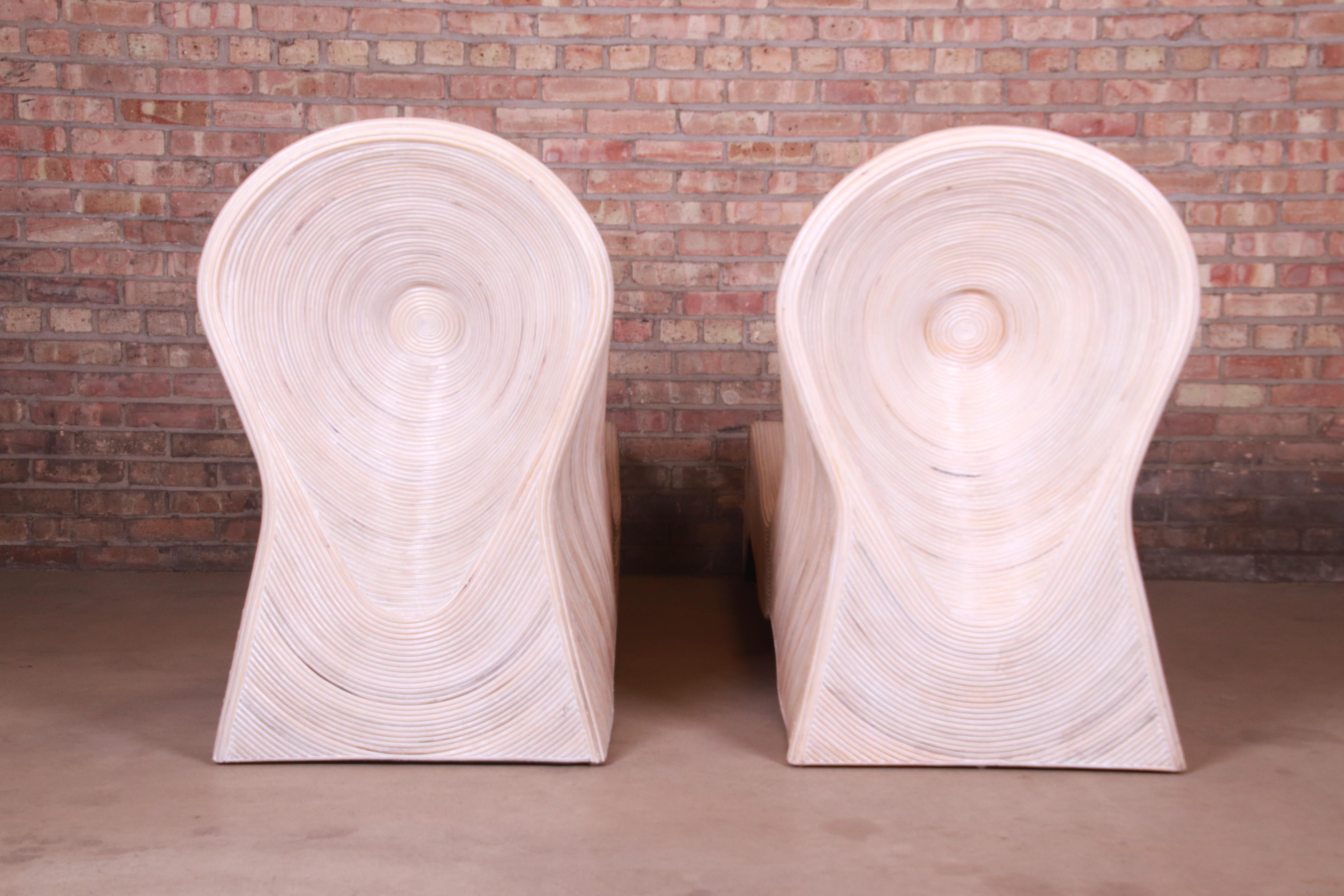 Paire de chaises longues sculpturales en rotin à rallonge fendue Betty Cobonpue en vente 6