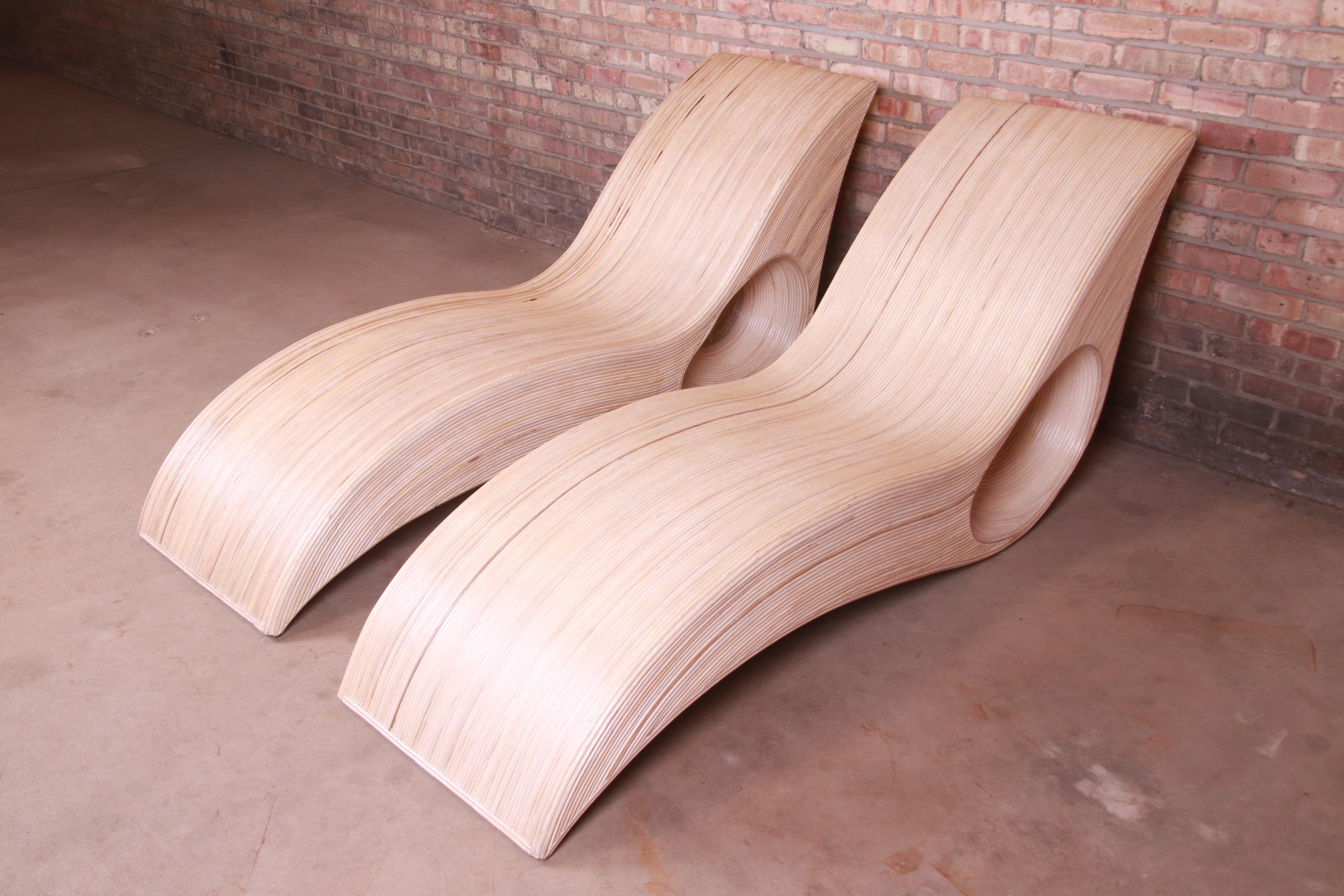 A gorgeous pair of sculptural organic modern split reed rattan chaise lounges

By Betty Cobonpue

1980s

Measures: 23.75