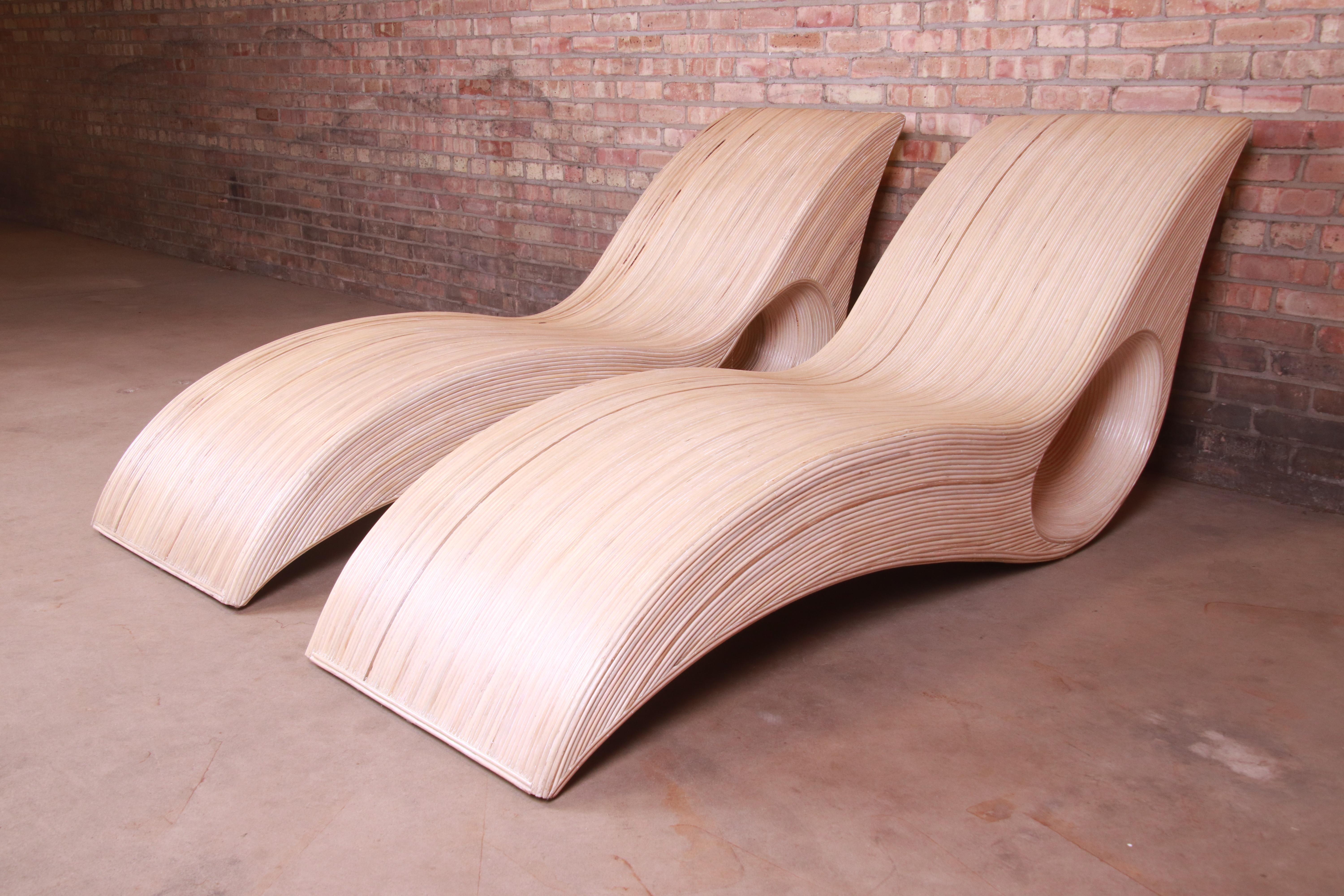 Organique Paire de chaises longues sculpturales en rotin à rallonge fendue Betty Cobonpue en vente