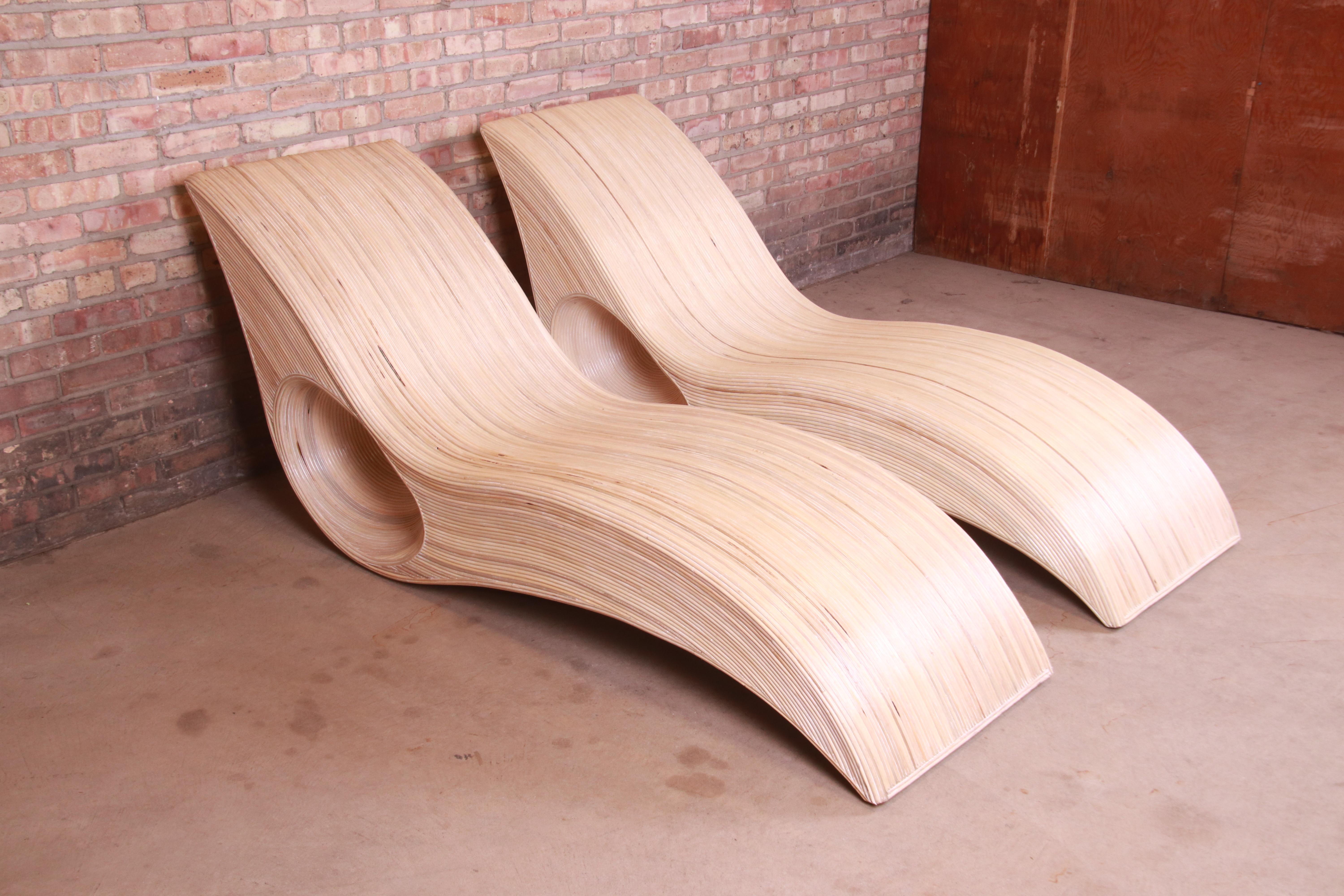 Paire de chaises longues sculpturales en rotin à rallonge fendue Betty Cobonpue Bon état - En vente à South Bend, IN