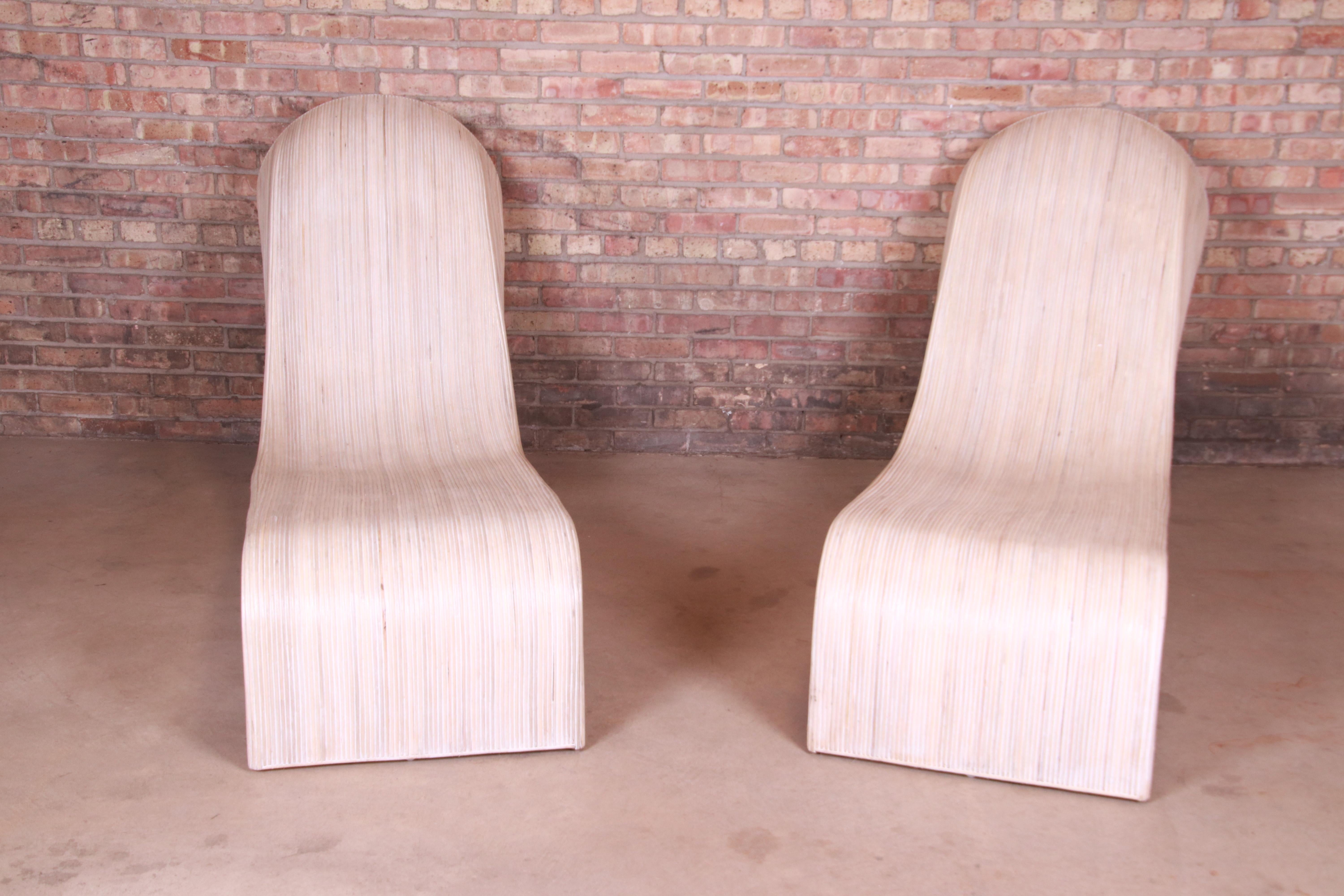 Rotin Paire de chaises longues sculpturales en rotin à rallonge fendue Betty Cobonpue en vente