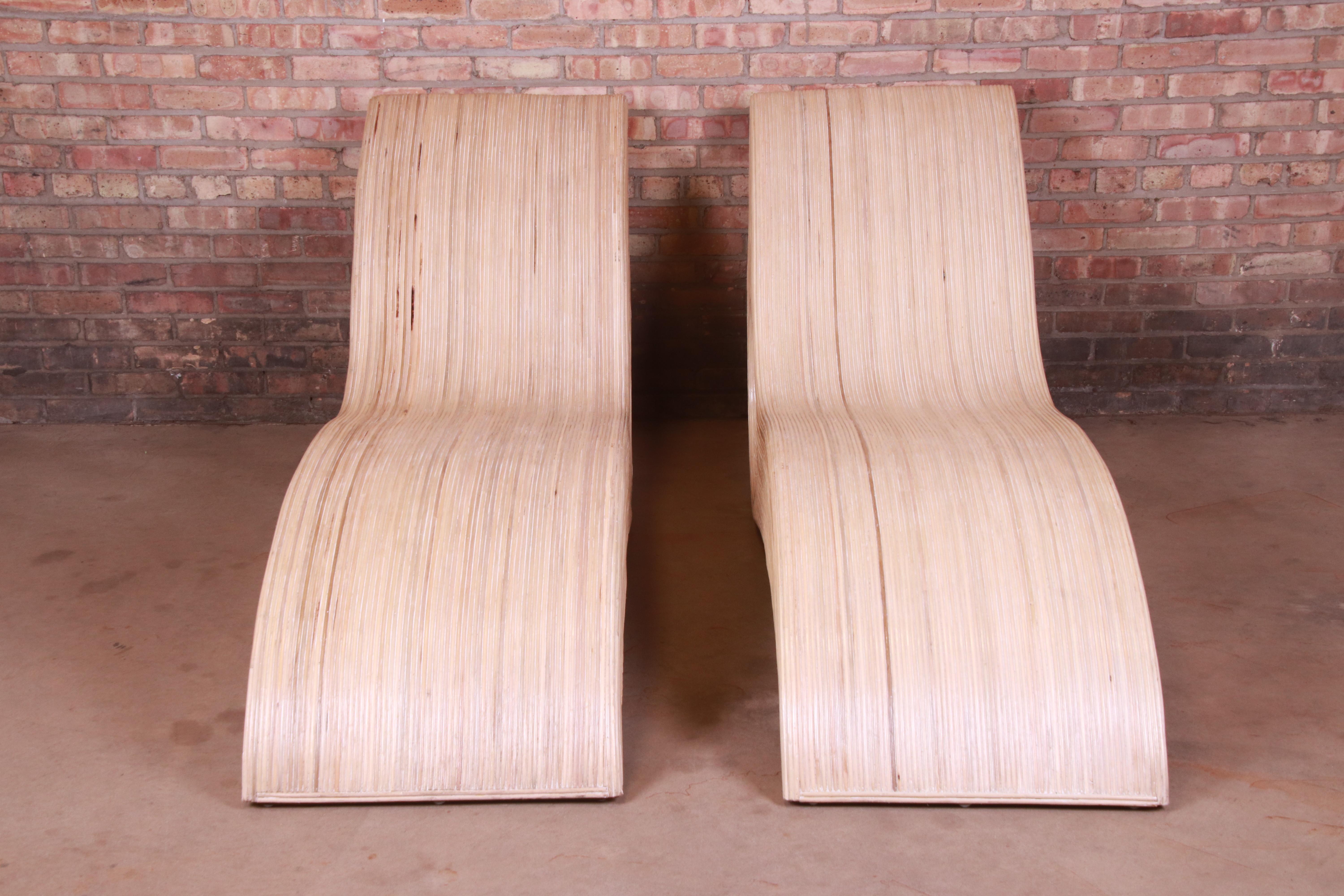 Paire de chaises longues sculpturales en rotin à rallonge fendue Betty Cobonpue en vente 2