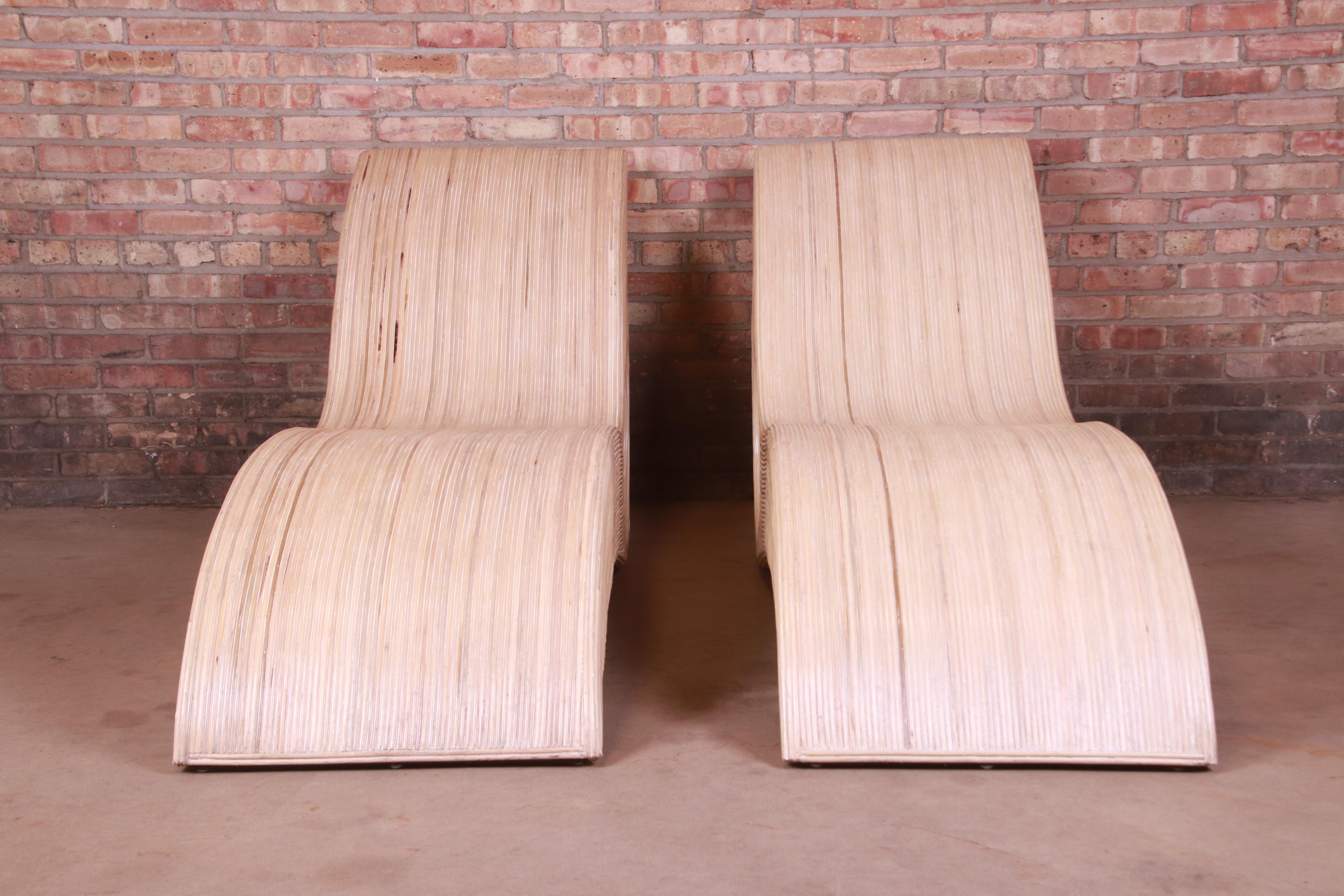 Paire de chaises longues sculpturales en rotin à rallonge fendue Betty Cobonpue en vente 3