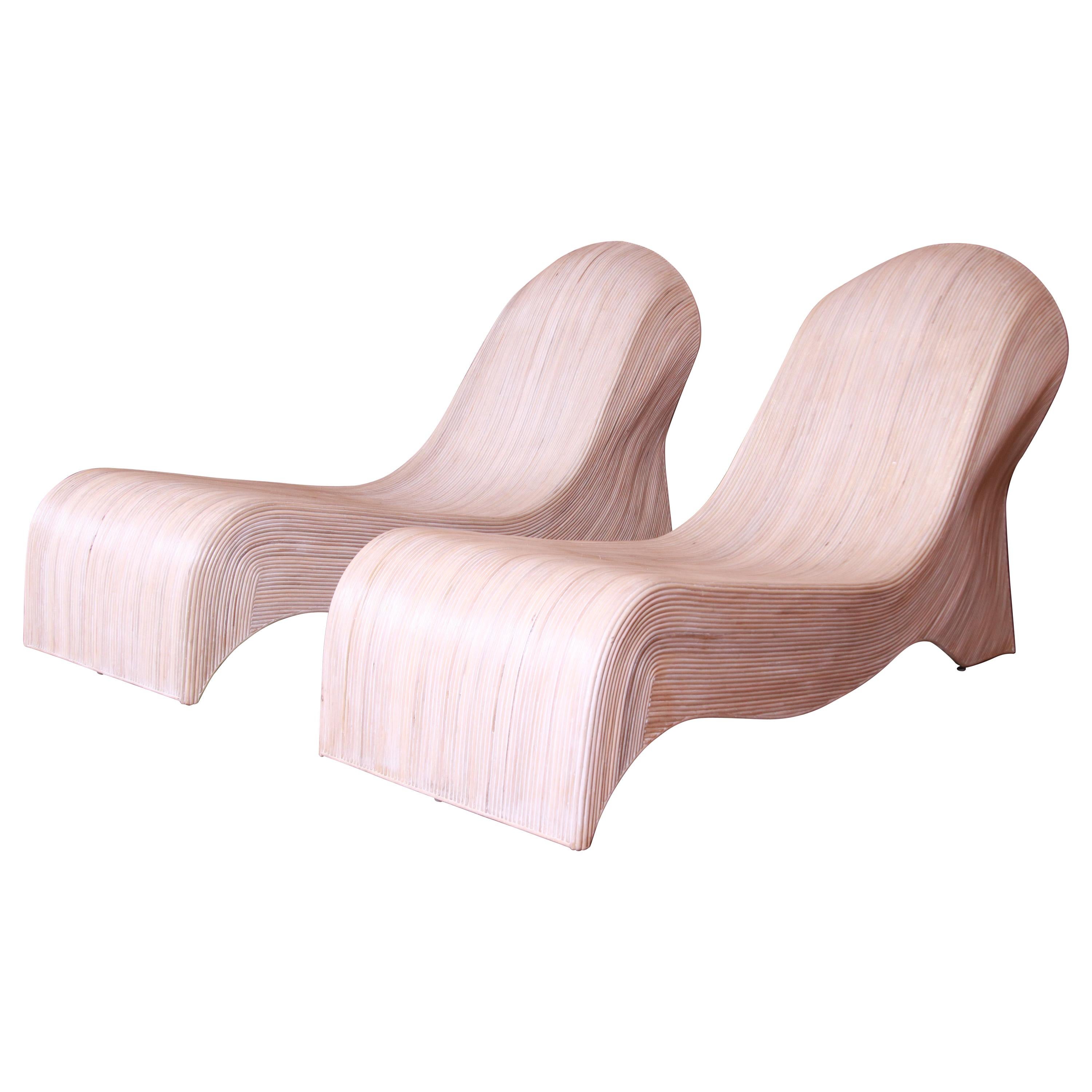 Paire de chaises longues sculpturales en rotin à rallonge fendue Betty Cobonpue