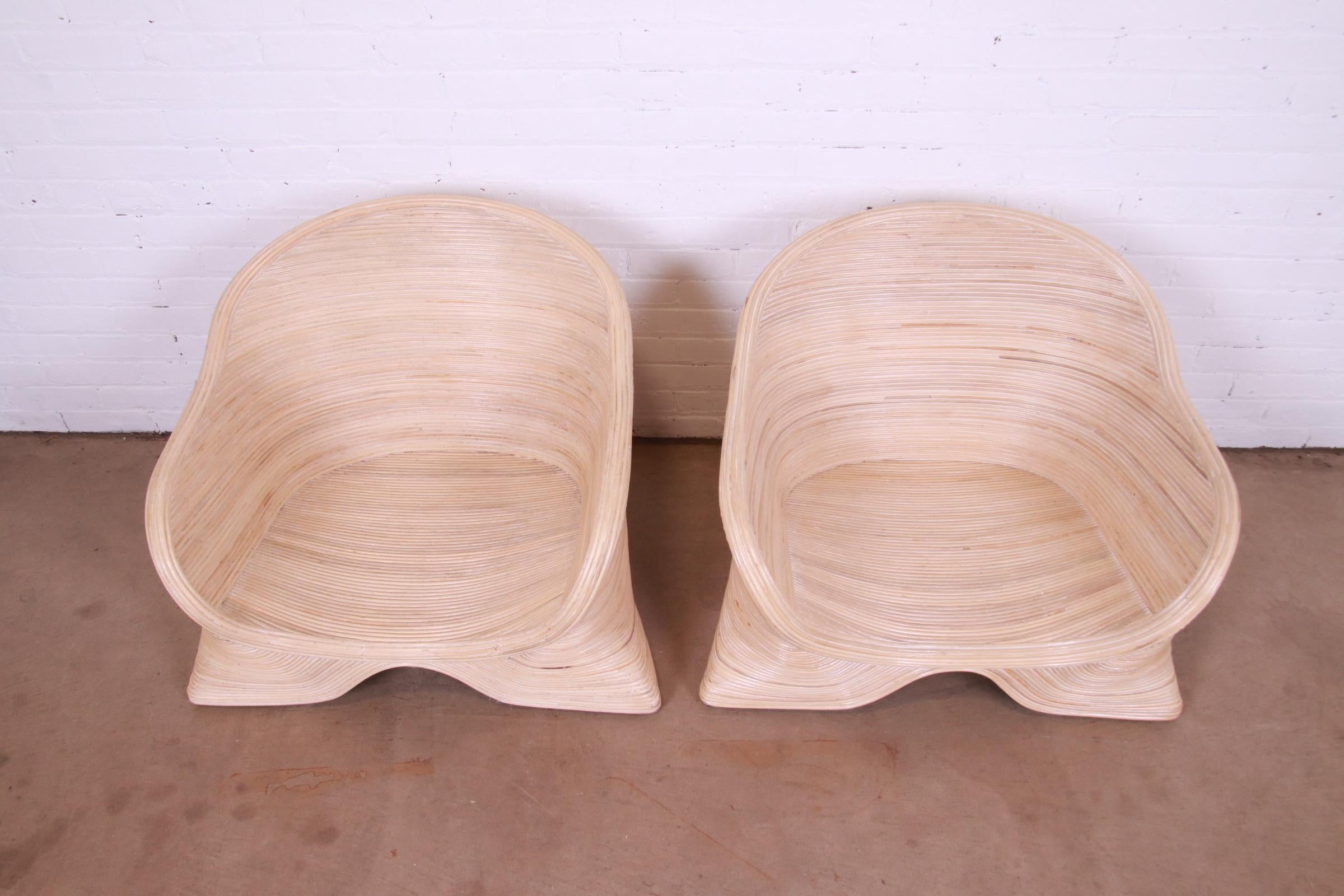 Paire de chaises longues sculpturales en rotin fendu, Betty Cobonpue en vente 4