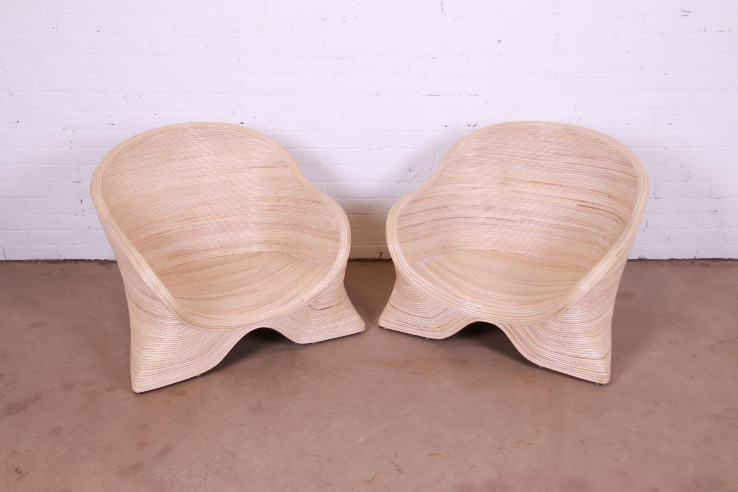 Une magnifique paire de chaises basses sculpturales en rotin fendu Organic Modern.

Par Betty Cobonpue

Circa 1980

Dimensions : 32 