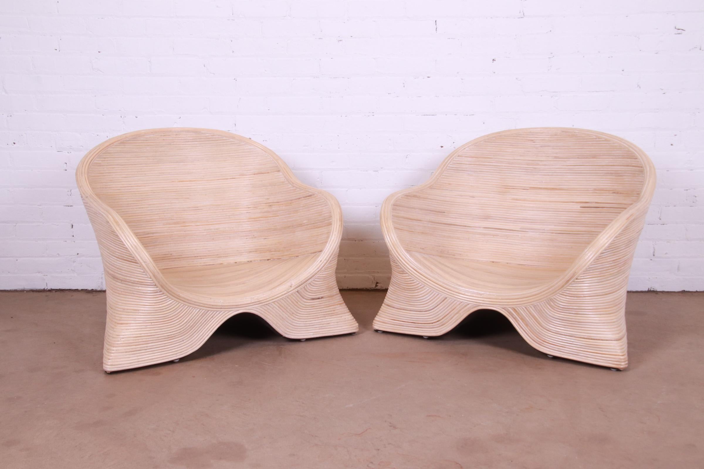 Organique Paire de chaises longues sculpturales en rotin fendu, Betty Cobonpue en vente