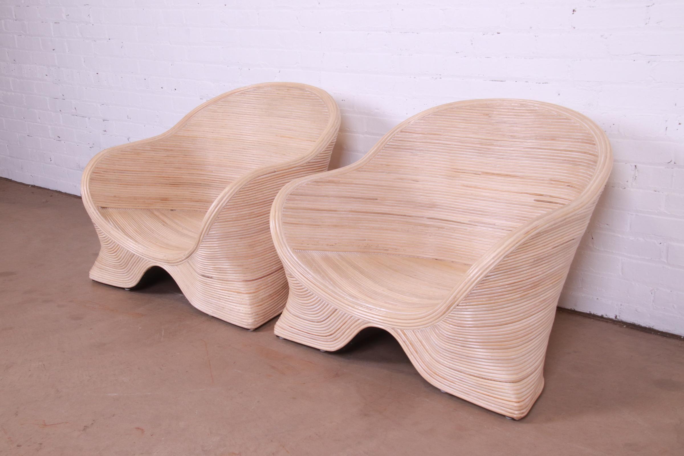 Rotin Paire de chaises longues sculpturales en rotin fendu, Betty Cobonpue en vente