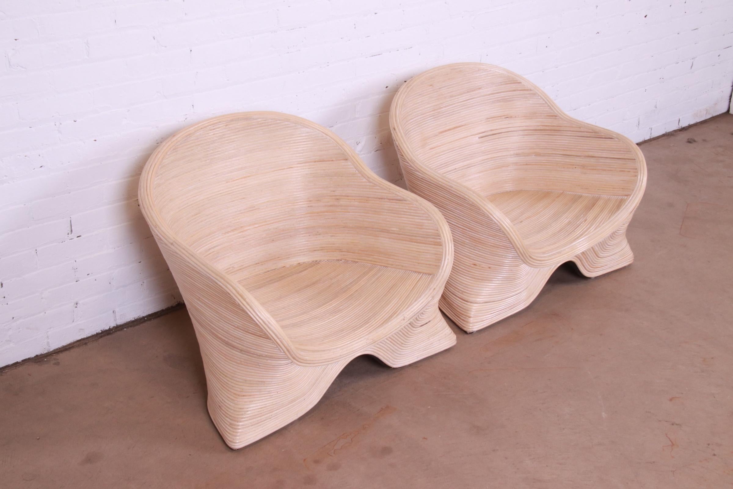 Paire de chaises longues sculpturales en rotin fendu, Betty Cobonpue en vente 2