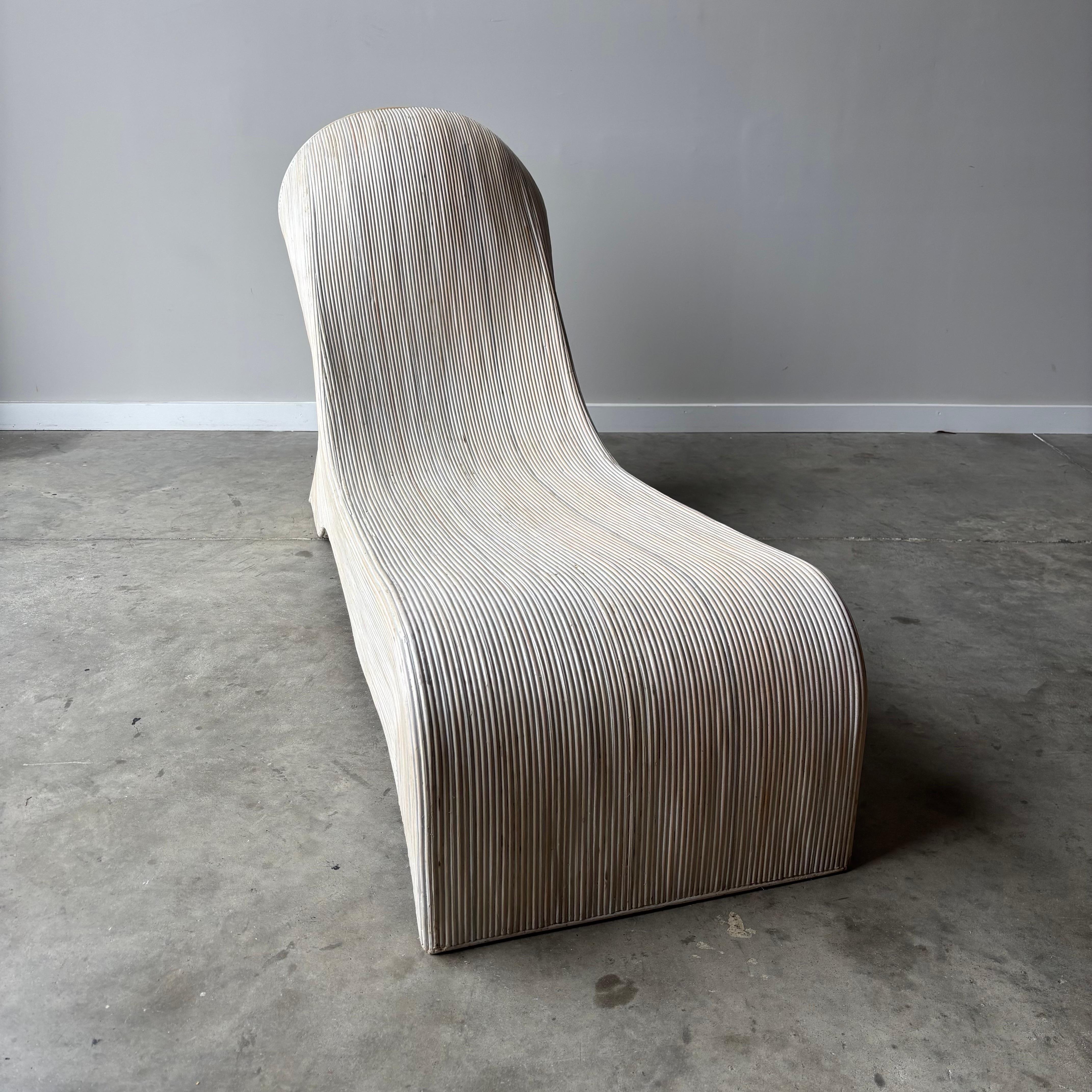 Una chaise longue vintage in canna spaccata nello stile di Betty Cobonpue.  Uno splendido design scultoreo, organico e moderno.