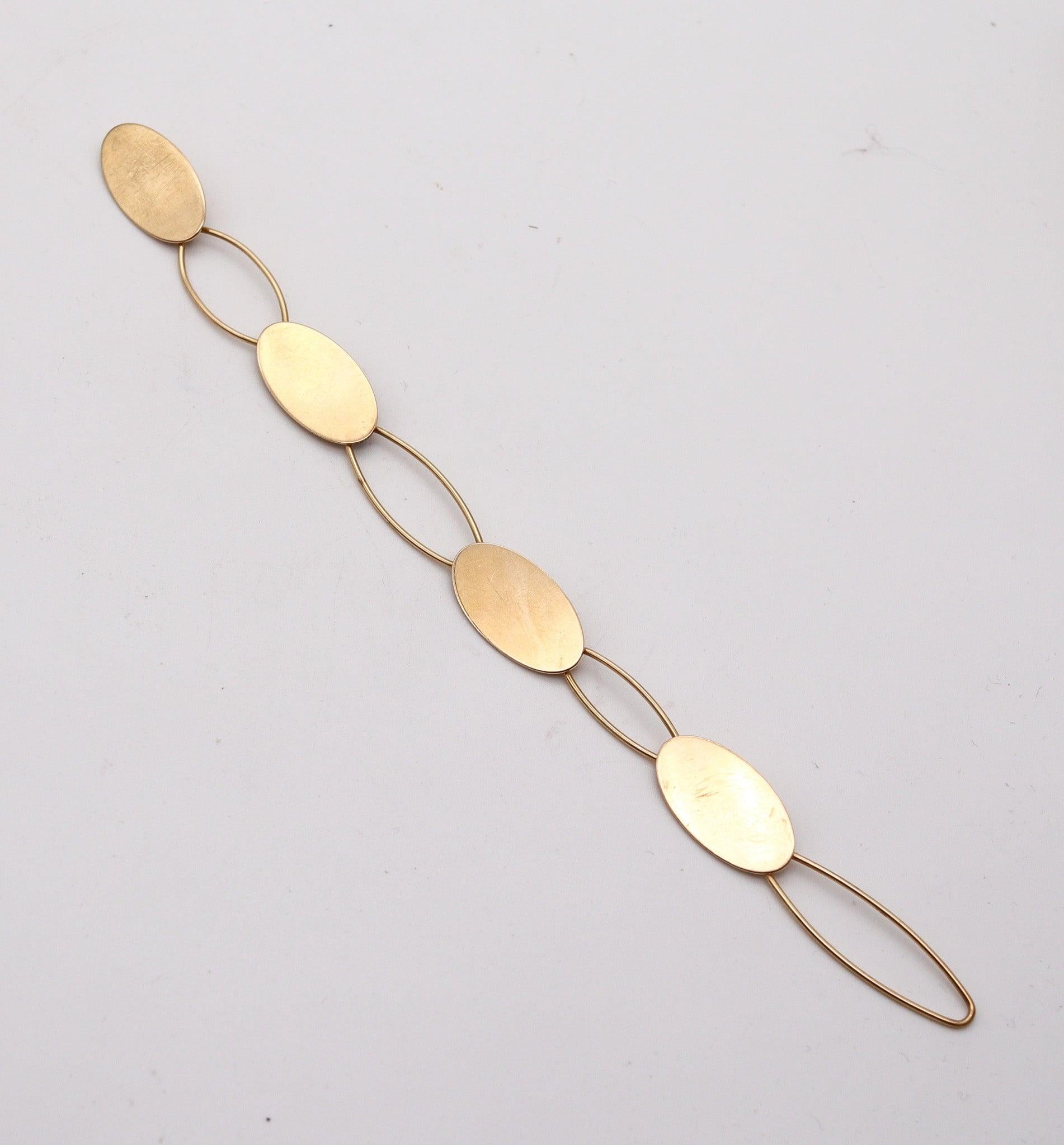 BETTY COOKE 1980 Geometric Open Ovals Bracelet In 14Kt Yellow Gold In Excellent Condition For Sale In Miami, FL