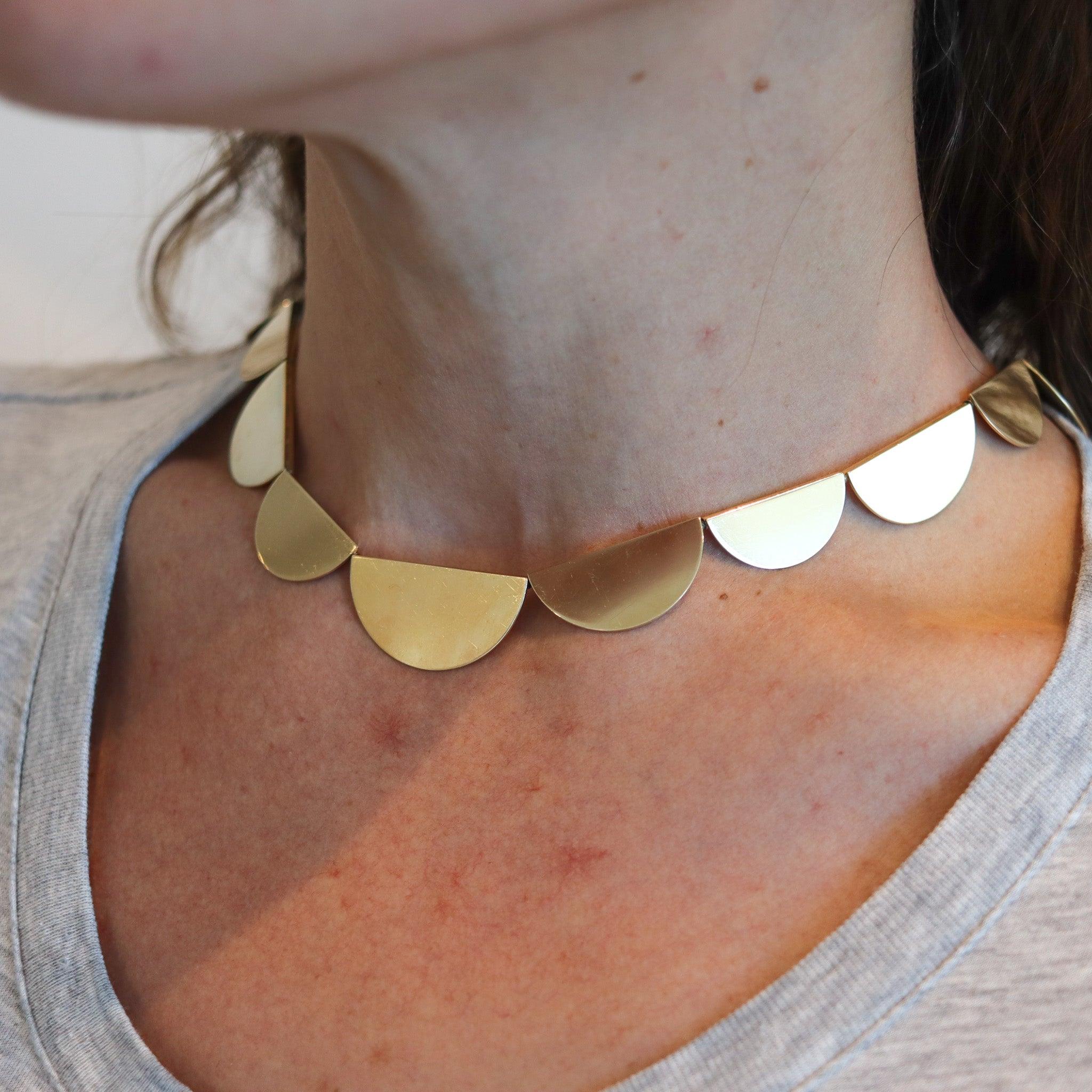 Un collar diseñado por Betty Cock. (1924-2025)

Este es un fabuloso y raro collar geométrico creado por la artista-joyera Betty Cooke. El escultural collar se ha elaborado con trece elementos semicirculares de diferentes medidas, realizados en oro