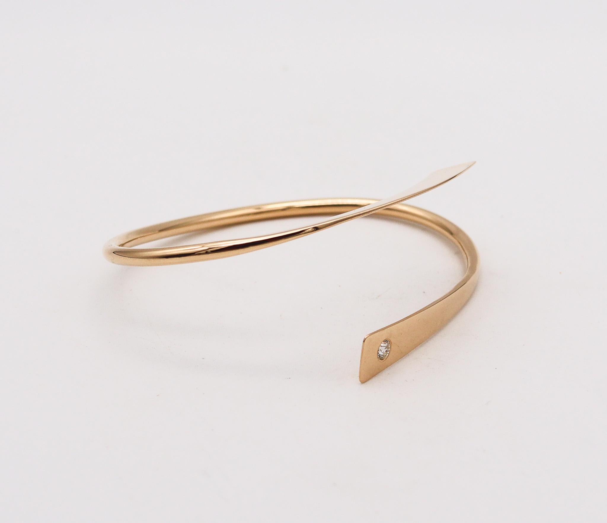 Betty Cooke 1990 Asymmetrical Sculptural Bangle In 14Kt Gold With One Diamond In Excellent Condition For Sale In Miami, FL