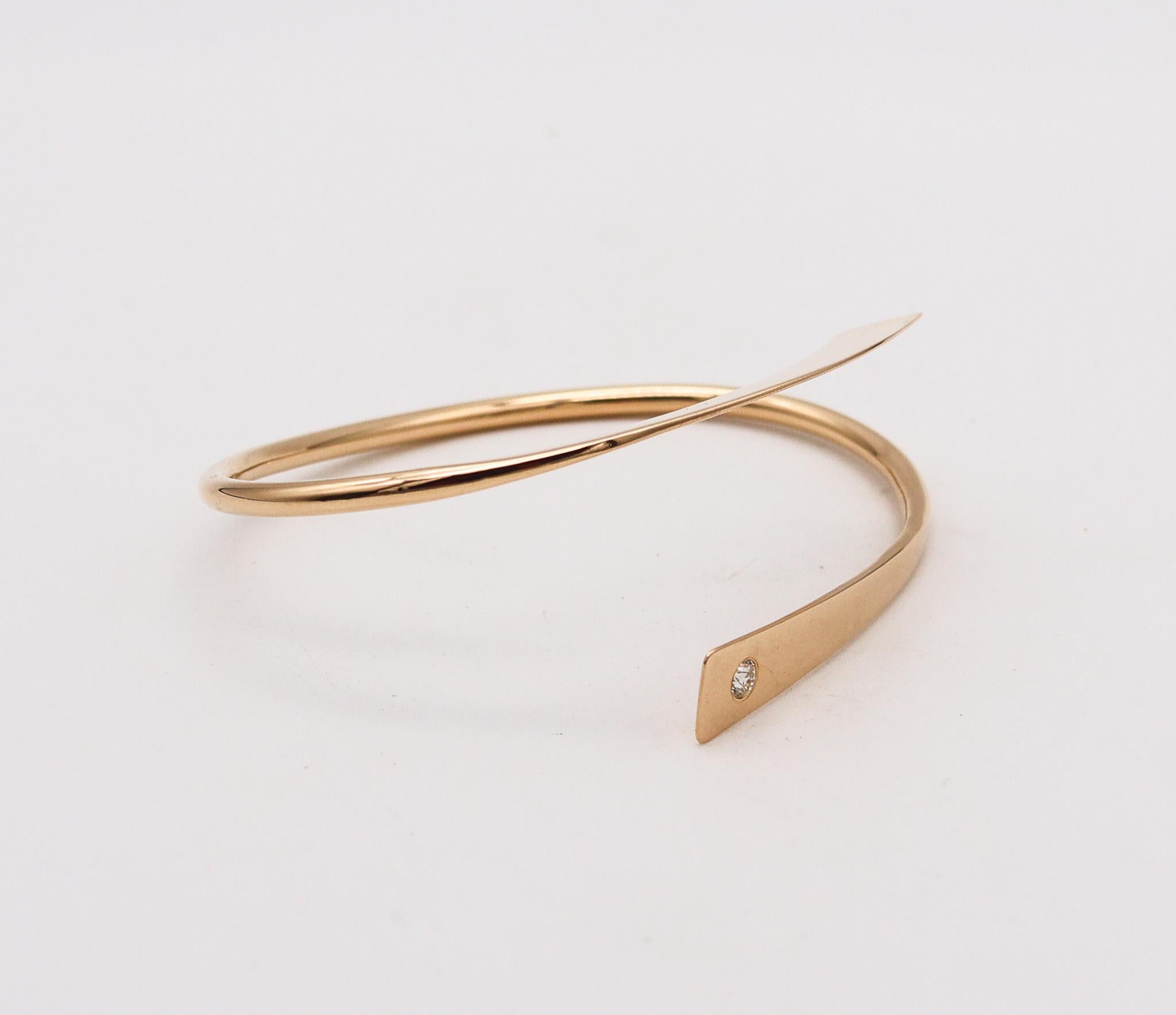 Betty Cooke 1990 Asymmetrischer skulpturaler Armreif aus 14 Karat Gold mit einem Diamanten im Zustand „Hervorragend“ in Miami, FL