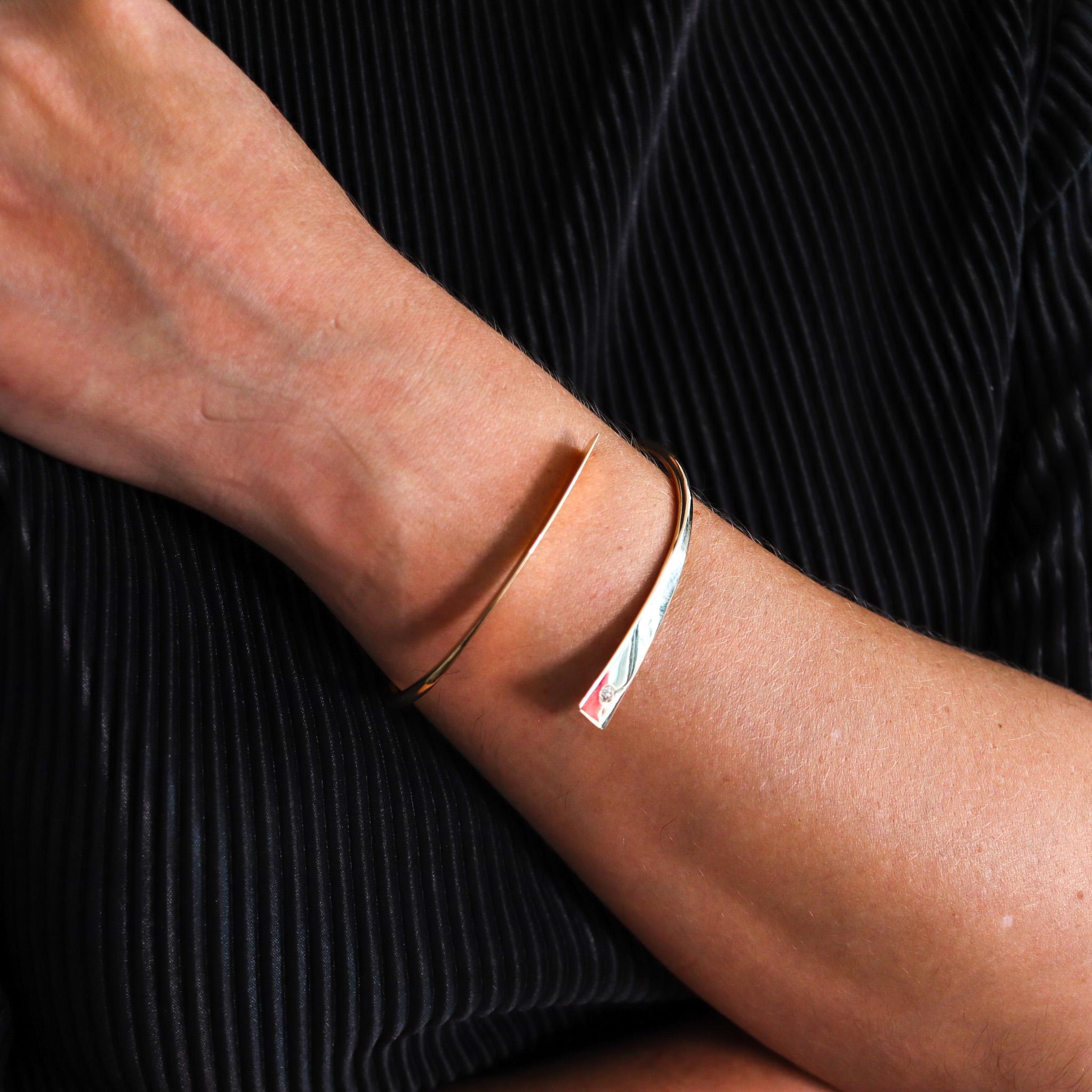 Betty Cooke 1990 Asymmetrischer skulpturaler Armreif aus 14 Karat Gold mit einem Diamanten 2