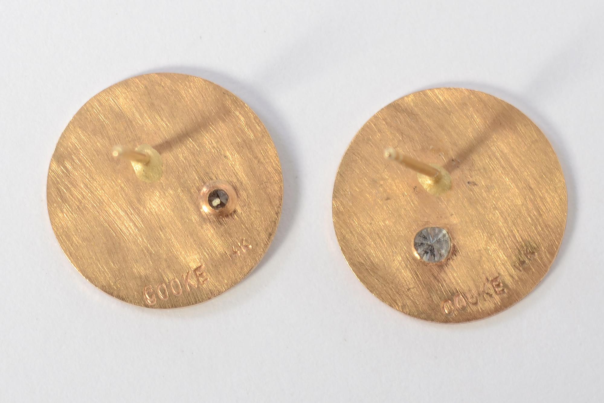 Betty Cooke Goldscheiben-Ohrringe mit Diamant im Zustand „Gut“ in Darnestown, MD