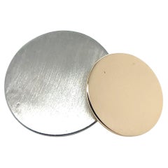 Betty Cooke, spilla/ciondolo a doppio cerchio in argento sterling e oro giallo 14 ct. Betty Cooke, spilla/ciondolo a doppio cerchio in argento sterling e oro giallo 14 ct.