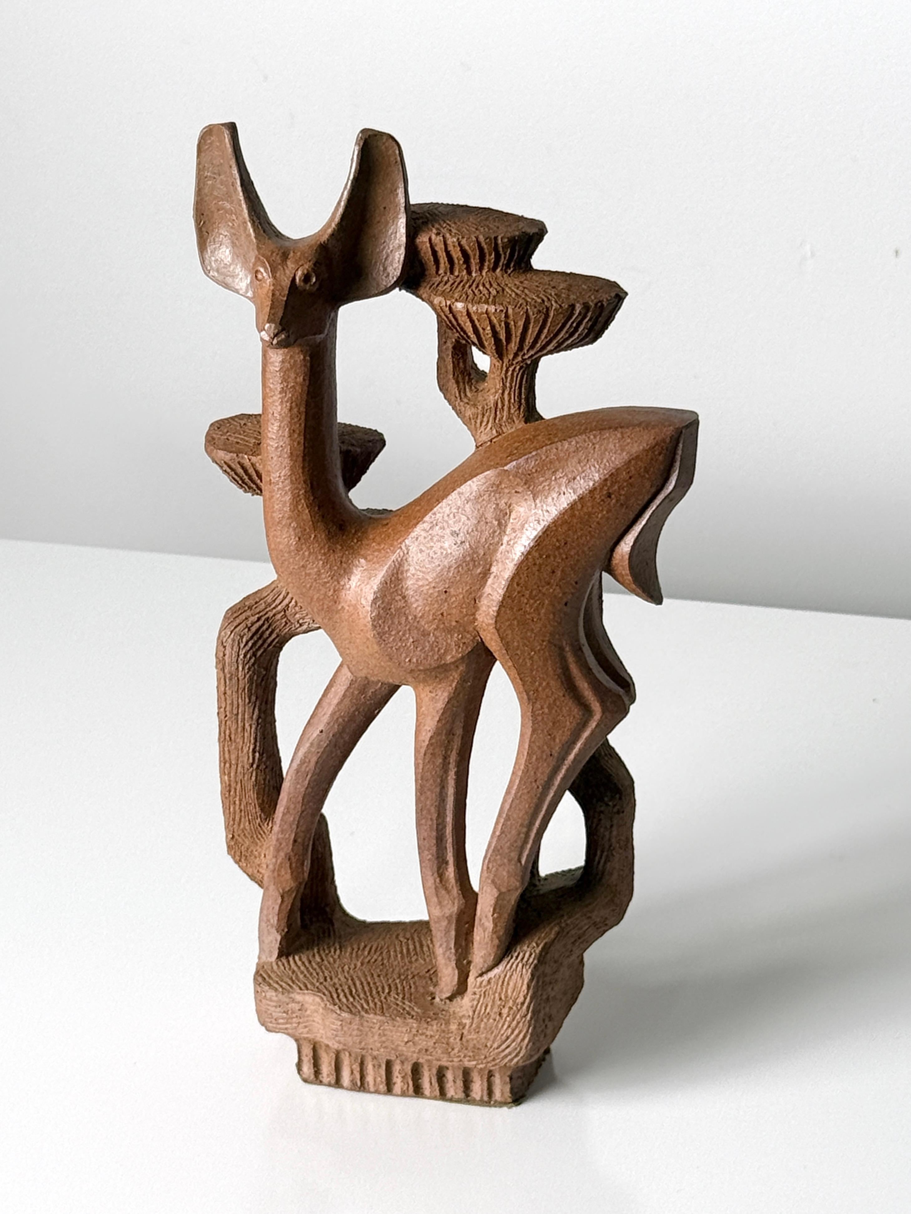 Sculpture de cerf en céramique de Betty Davenport Ford 
USA vers la fin des années 1940 - début des années 1950
Collectional de Carl Benkert

Cerf stylisé dans une forme allongée encadrée par des éléments arborescents. 

Réalisée dans un grès chaud,