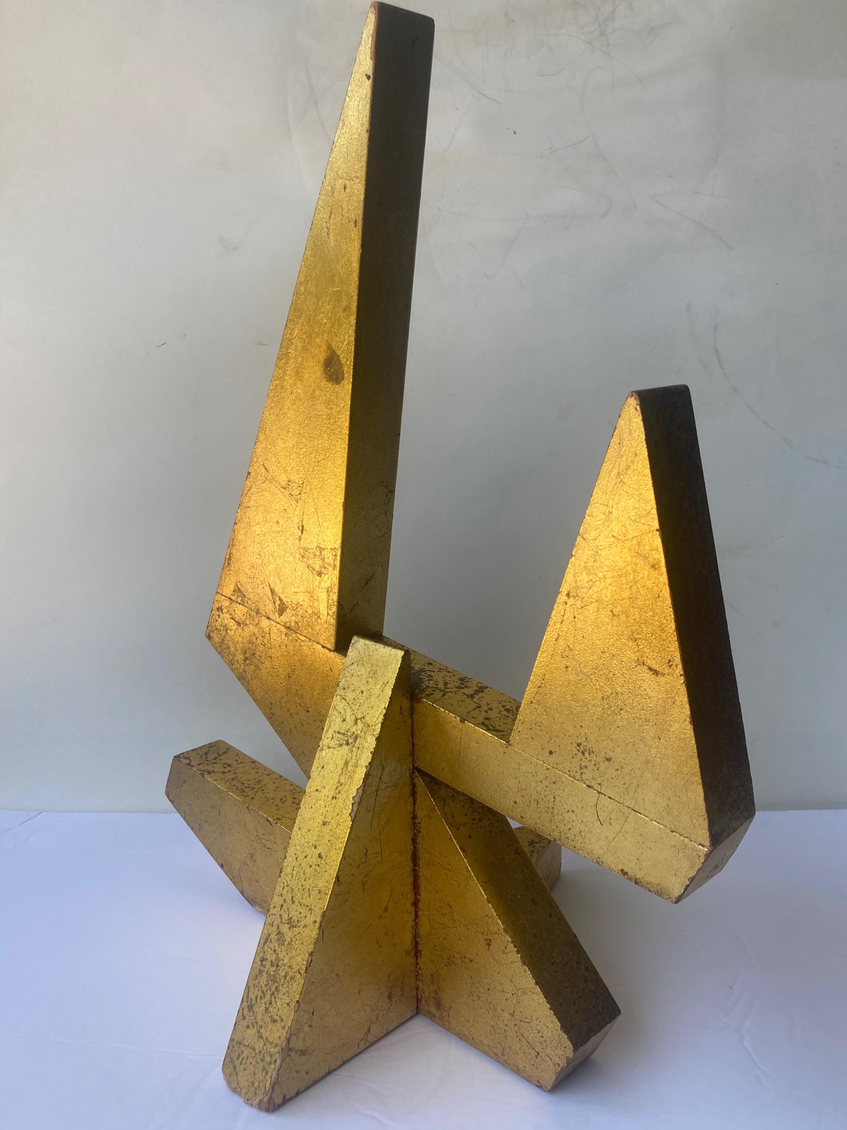 20ième siècle Betty Gold  géométrique abstrait  Bois et feuilles d'or  Sculpture moderne . en vente