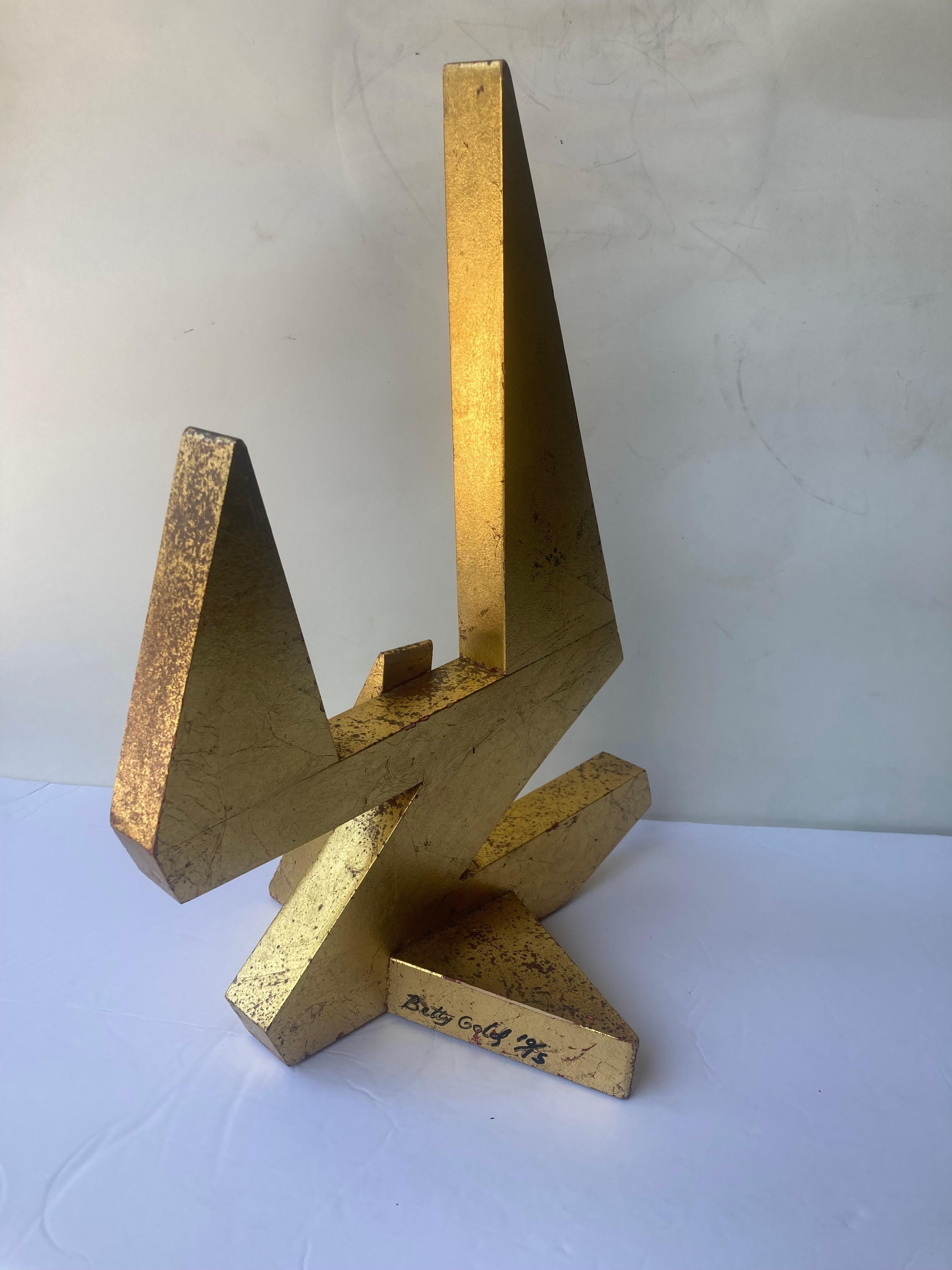Feuille d'or Betty Gold  géométrique abstrait  Bois et feuilles d'or  Sculpture moderne . en vente