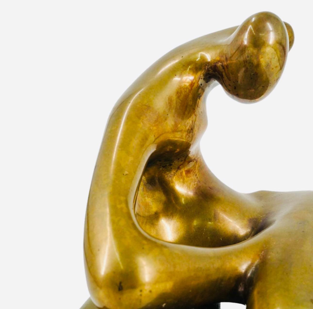 Moderne Bronzefigur aus Bronze (Gold), Abstract Sculpture, von Betty Jacob