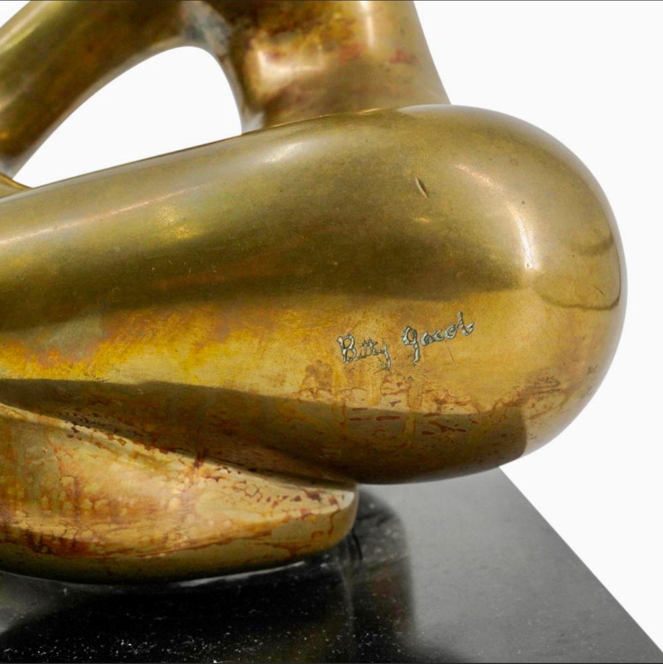Die Bronzeskulptur von Betty Jacob stellt eine glatte und kurvenreiche vergoldete Bronzefigur dar, die auf den Knien posiert.
Signiert hoch oben auf dem linken Oberschenkel und montiert auf einem schwarzen Sockel
Abmessungen H: 11,25 X B: 8,25 X L: