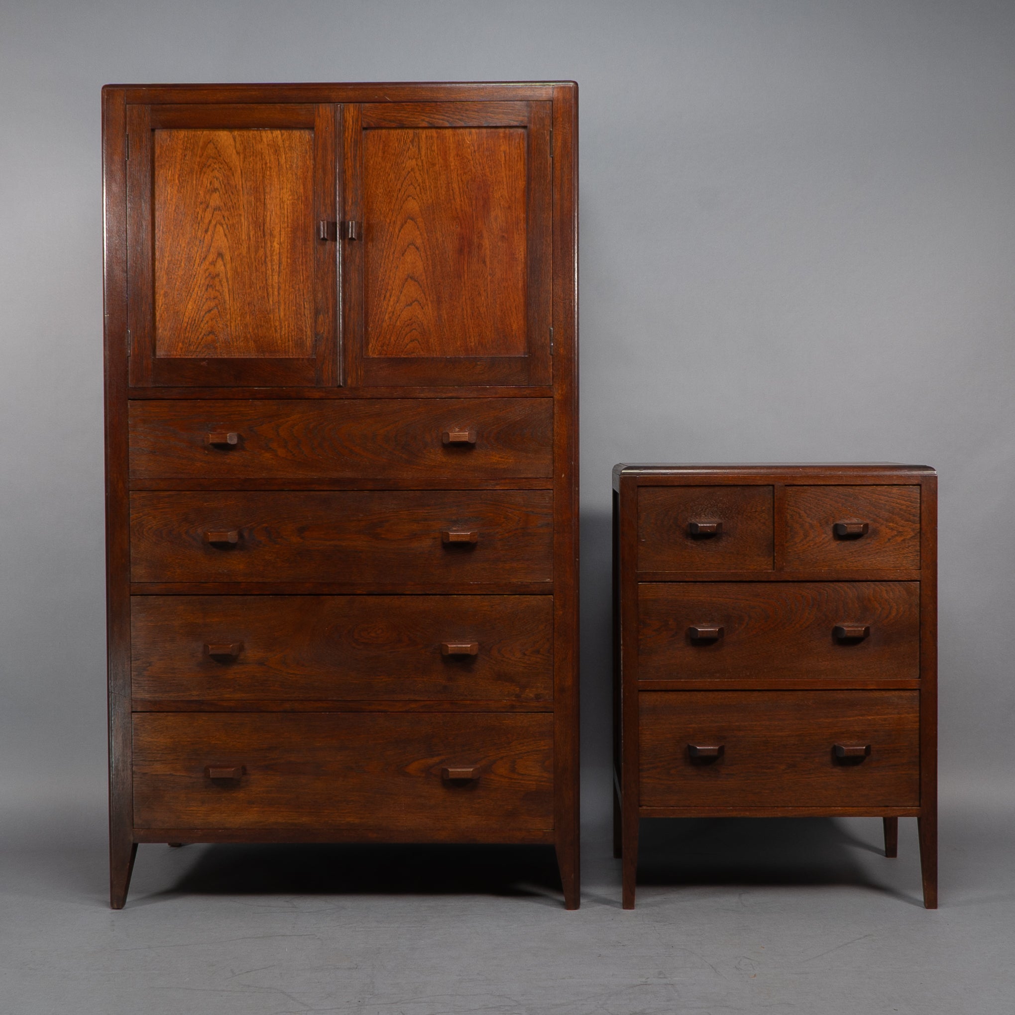 Betty Joel Attri Arts & Crafts commode haute en chêne et petite commode assortie en vente