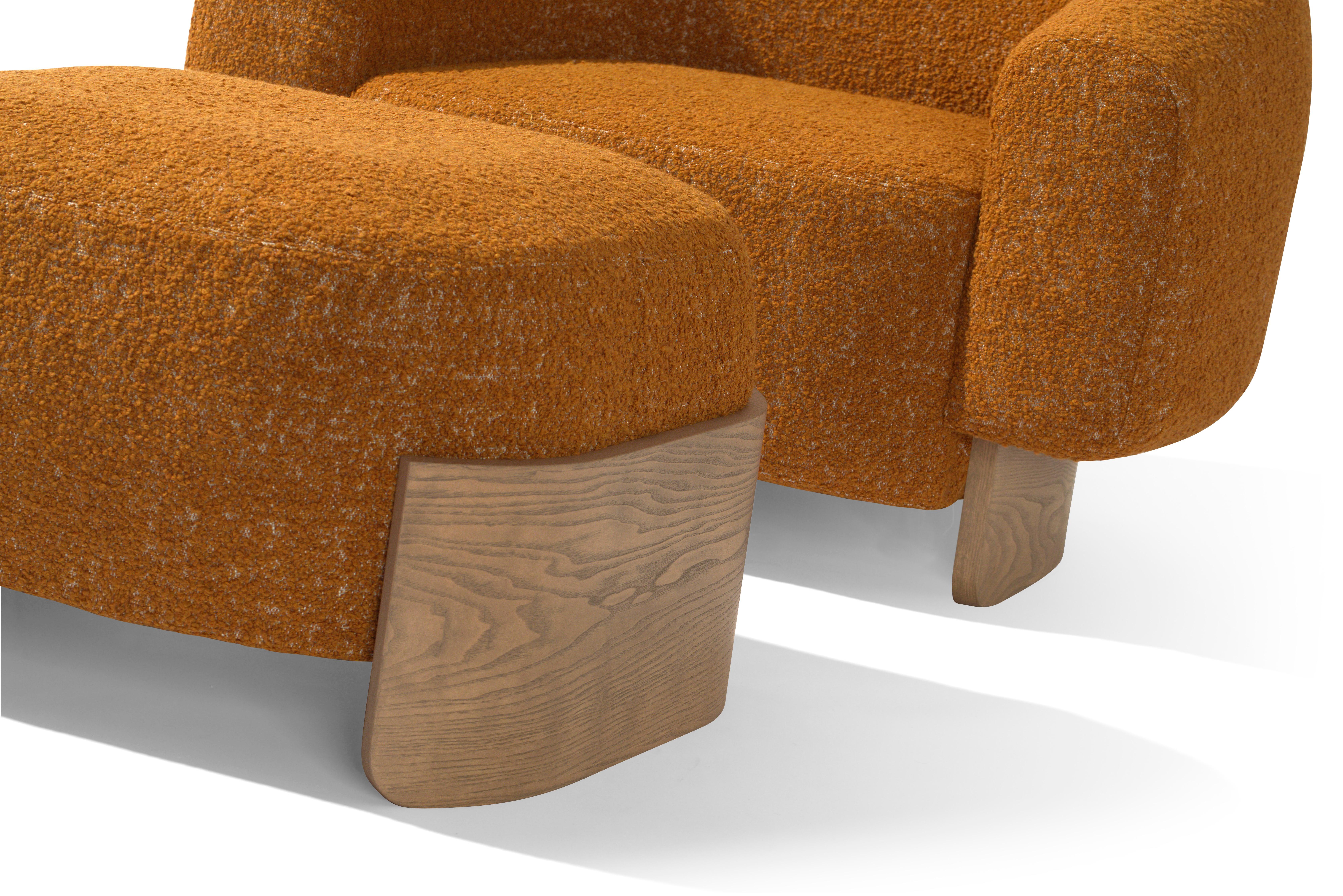 This particular pouff is characterized by a padded seat and two curved ash wood bases which seem to hug the cushion. The peculiarity is undoubtedly found in the new bouclé fabric with which it is upholstered.
Finishing cod. 30 Fango (5 Gloss).
The