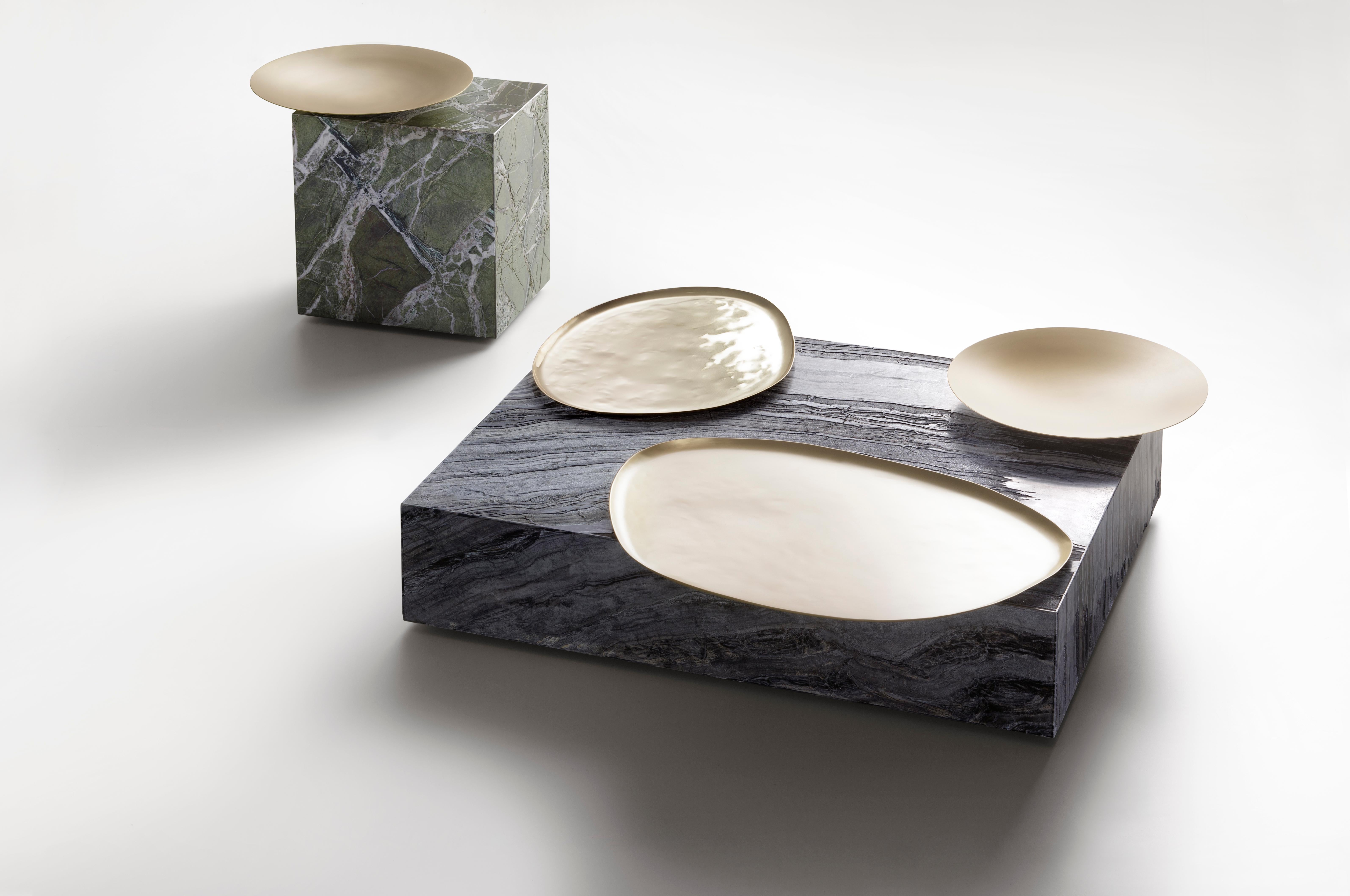 Table basse Between Nature 20 de De Castelli
Dimensions : L 100 x D 80 x H 20 cm
MATERIAL : Laiton brossé, marbre
D'autres versions sont disponibles, veuillez nous contacter pour toute demande.

L'idée romantique d'une nature organiciste, vitaliste