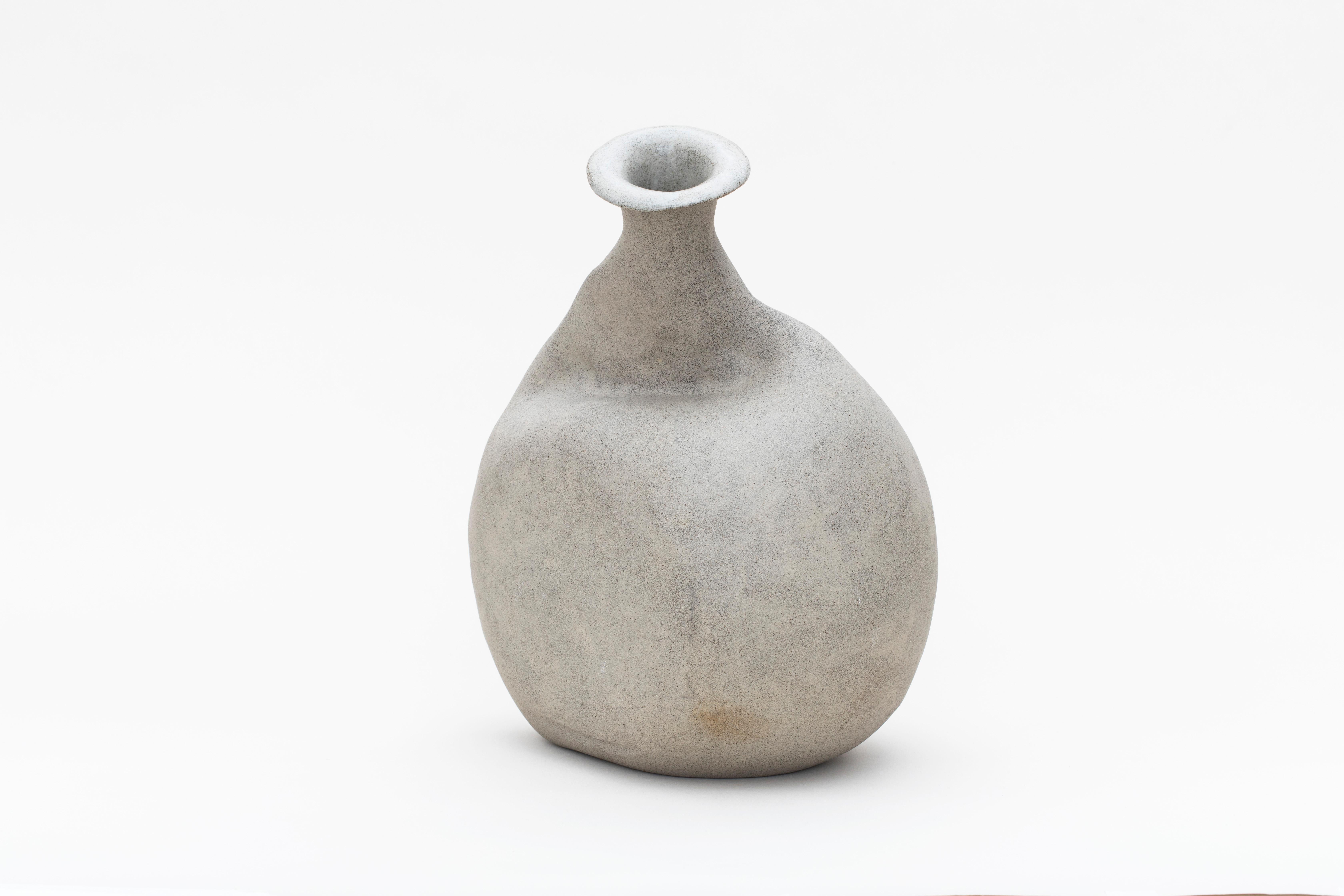 Jarrón de cerámica decorativo Between The Counter And The Wall by Lillian Tørlen
Pieza única.
Dimensiones: P 21 x An 28 x Al 35 cm. 
Materiales: Cerámica. 

La exposición Niveles de apego y pertenencia consiste en una serie de jarrones de cerámica