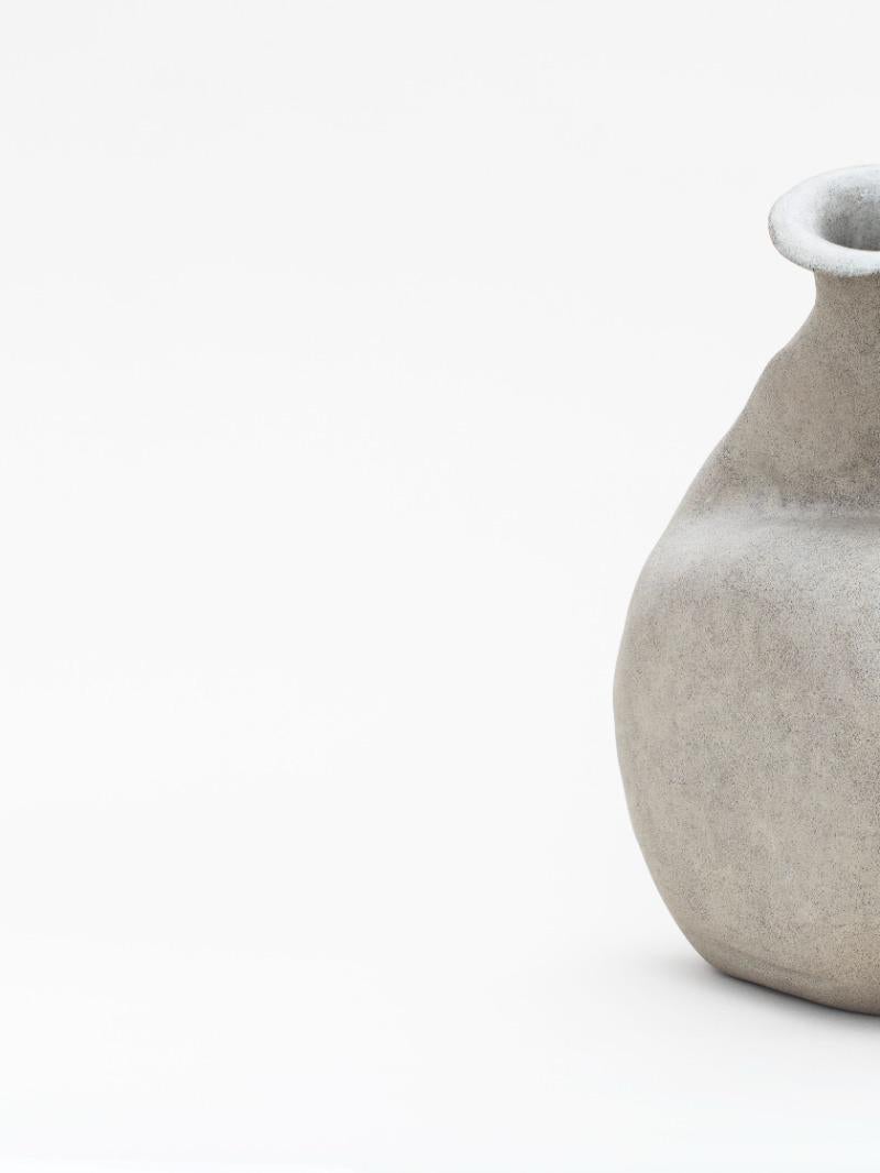 Jarrón de cerámica decorativo Between The Counter And The Wall by Lillian Tørlen Moderno en venta