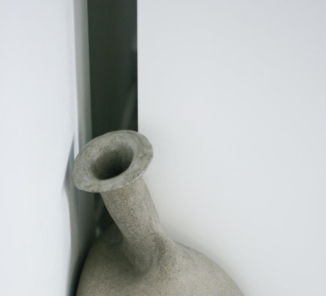 Jarrón de cerámica decorativo Between The Counter And The Wall by Lillian Tørlen Noruego en venta