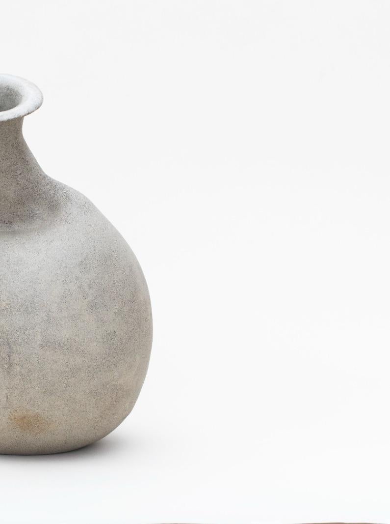 Jarrón de cerámica decorativo Between The Counter And The Wall by Lillian Tørlen Otro en venta