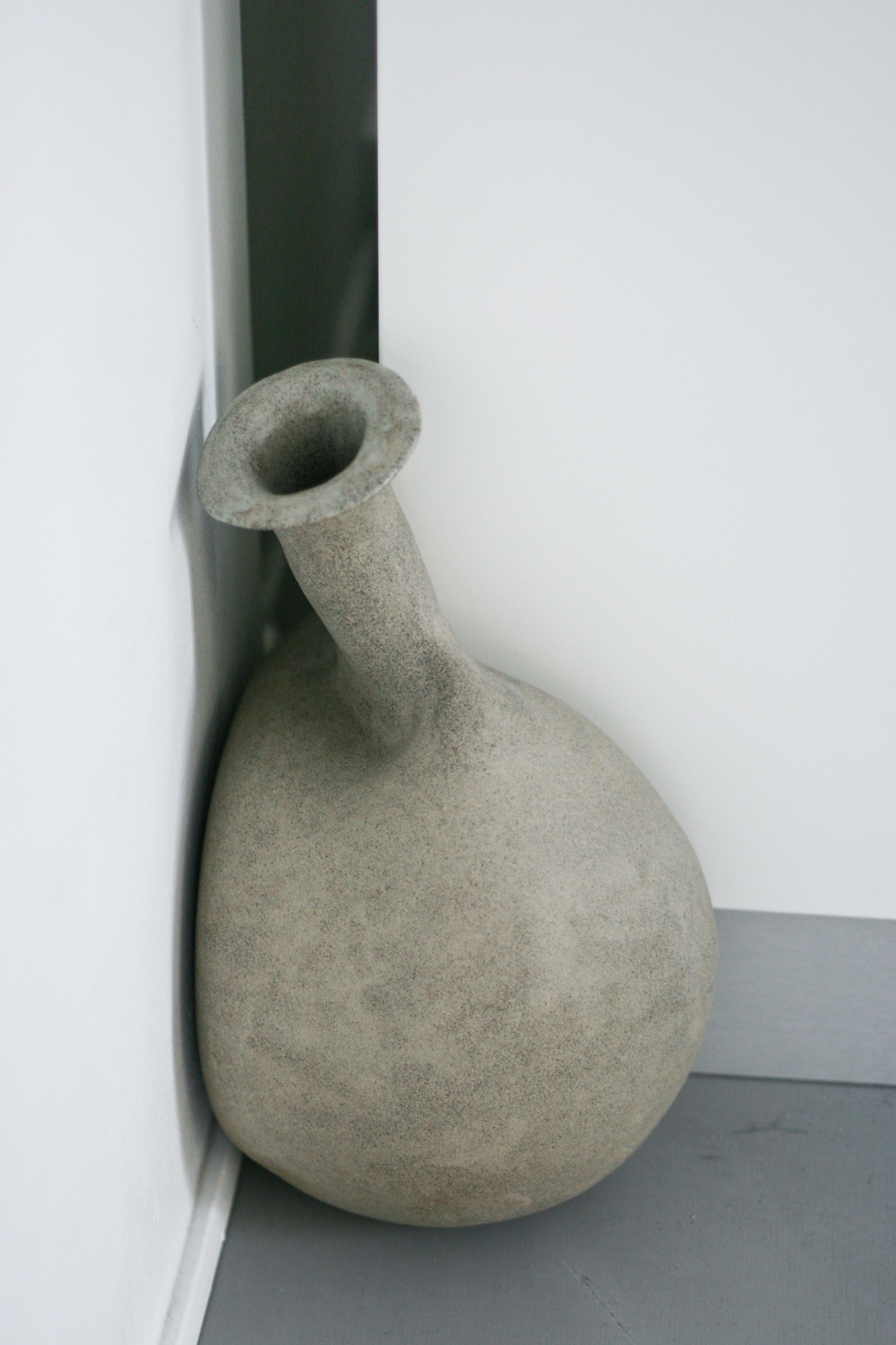 Jarrón de cerámica decorativo Between The Counter And The Wall by Lillian Tørlen en Nuevo estado para la venta en Geneve, CH