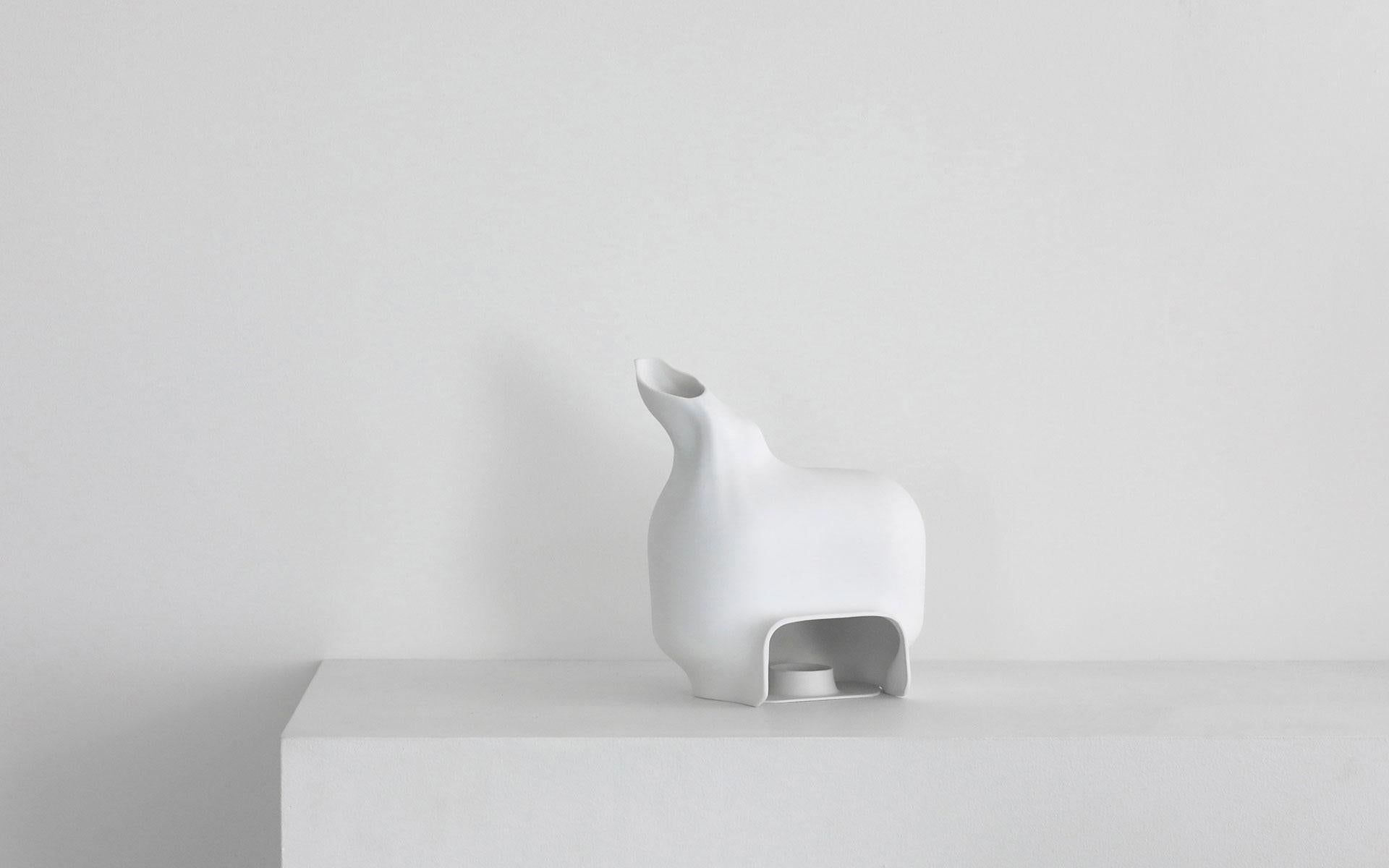 betweenShadows M Horizontal is a candle-holder in Limoges Porcelain Bisque.
This piece has two sizes (S and M) in horizontal or vertical versions each, everything sold individually. 

These candle holders are alcoves for dreaming. Covered in a