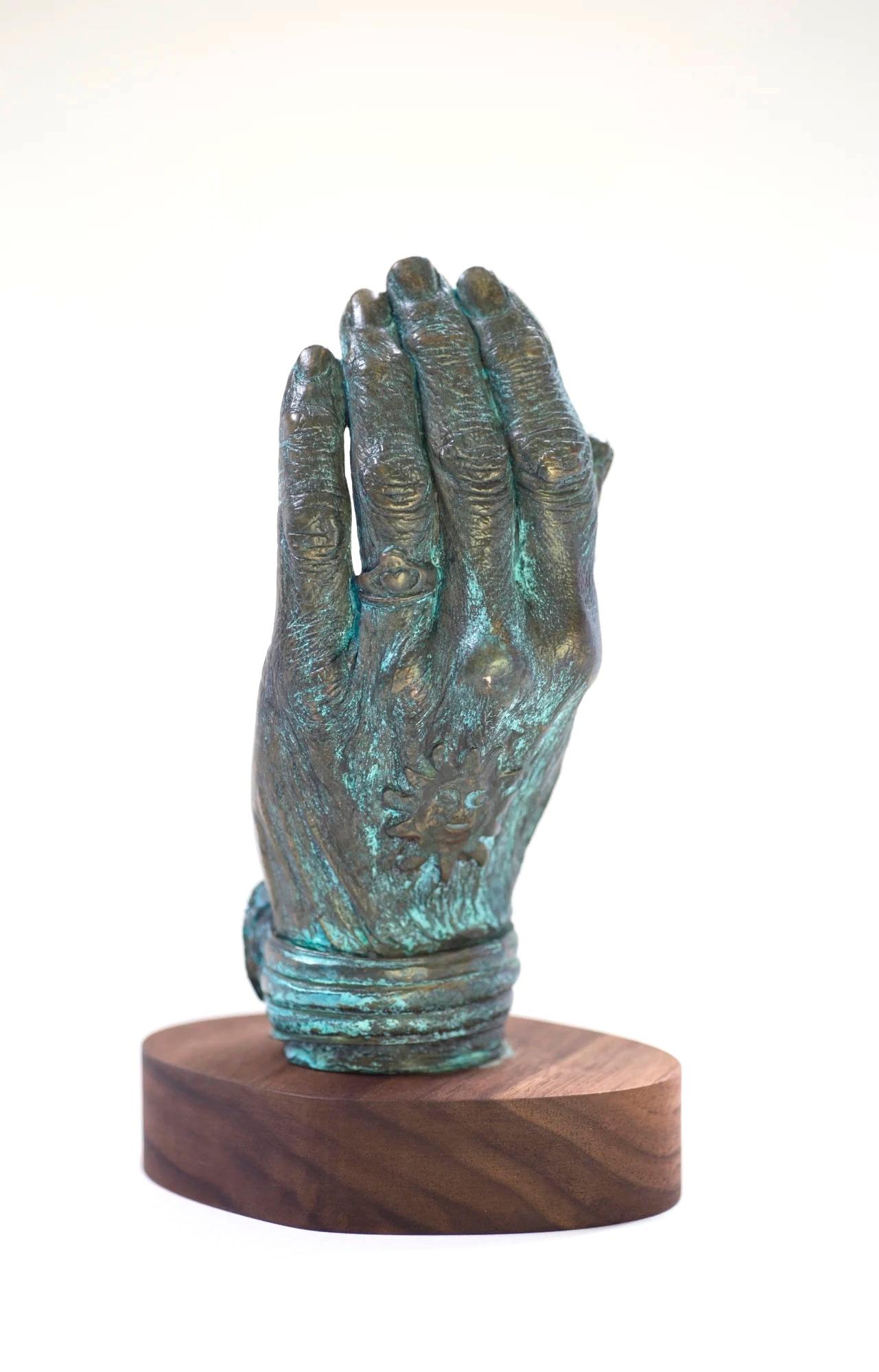 Un puñado de estrellas, escultura de bronce patinado con base de nogal, edición firmada - Sculpture Contemporáneo de Betye Saar