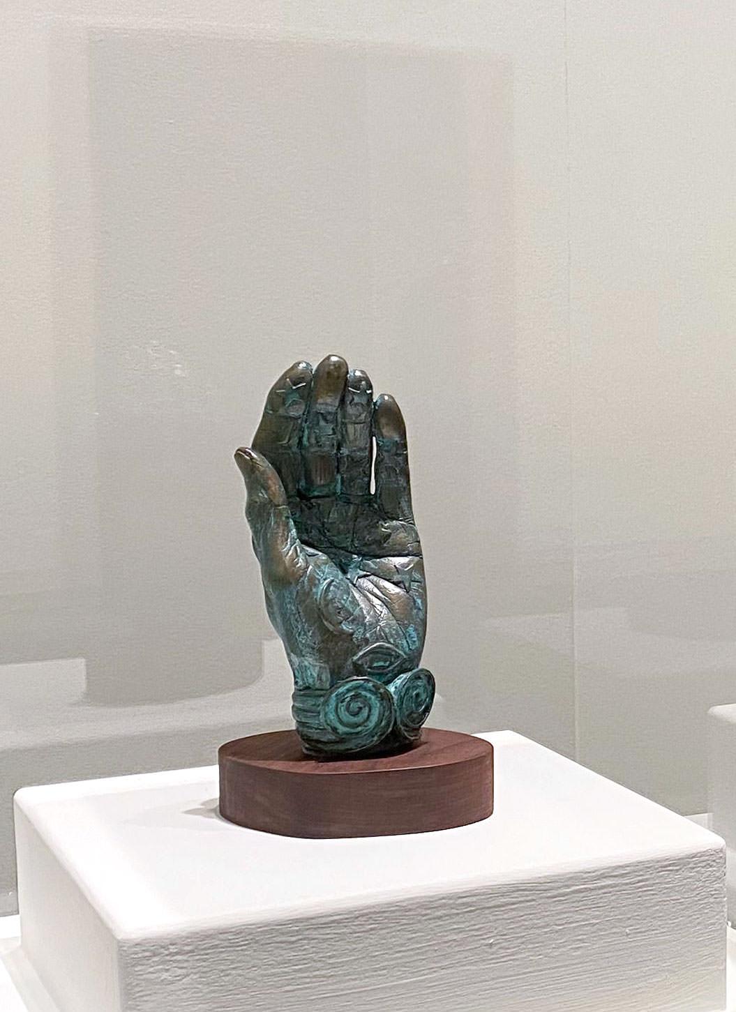 Betye Saar
Un puñado de estrellas, 2016
Bronce patinado y base de nogal
Firmado: Firma incisa y numerada
7 × 3 × 2 1/2 pulgadas
Sin enmarcar
Adquirido al Centro Internacional de Escultura el año en que Betye Saar recibió el Premio a la Trayectoria