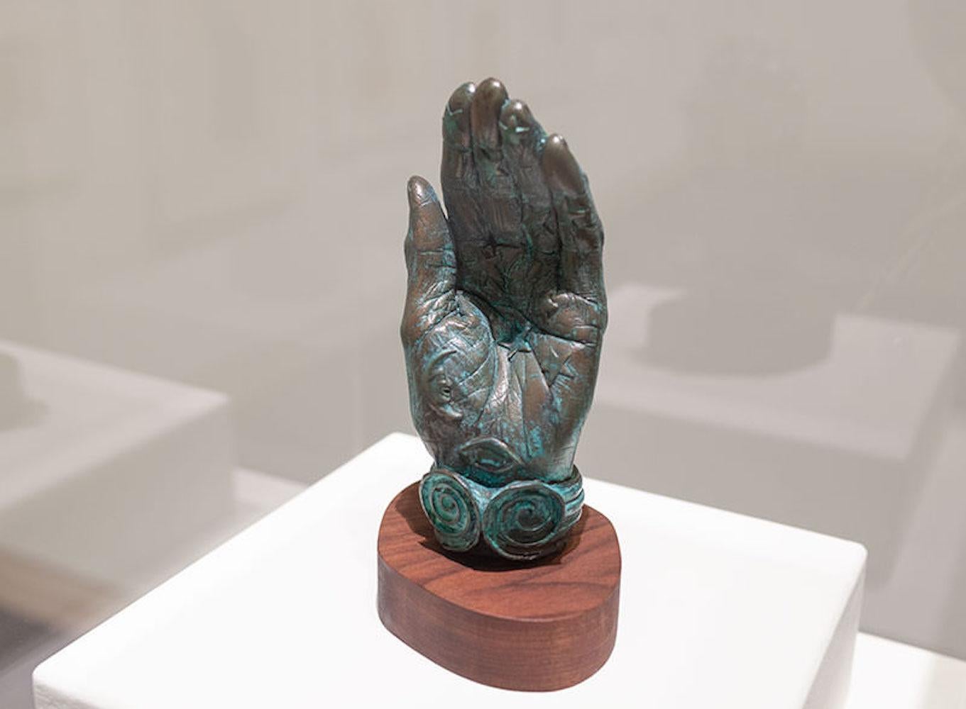 Un puñado de estrellas, escultura de bronce patinado con base de nogal, edición firmada en venta 1