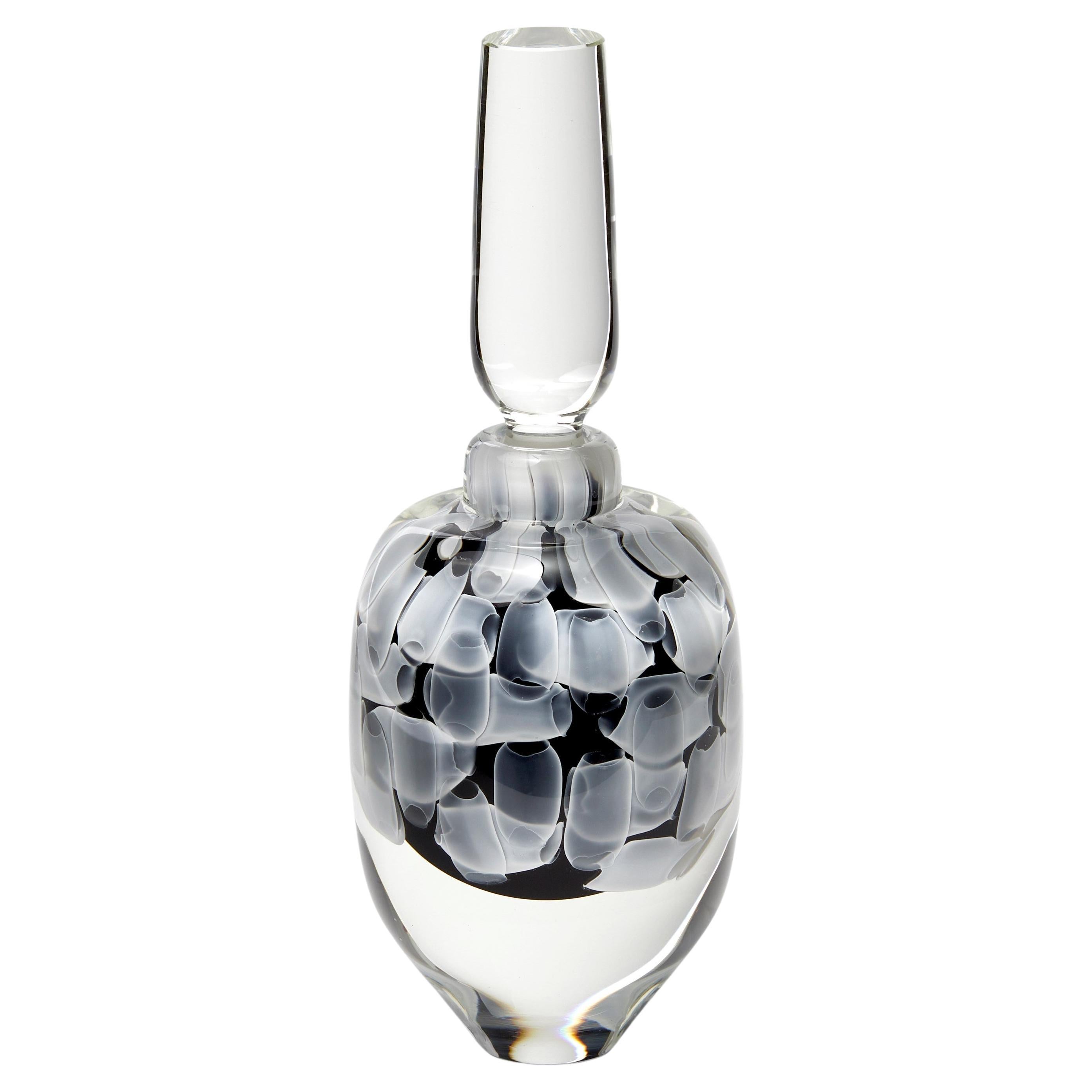 Beula, eine schwarze, weiße und klare, große, skulpturale Glasflasche von Peter Bowles