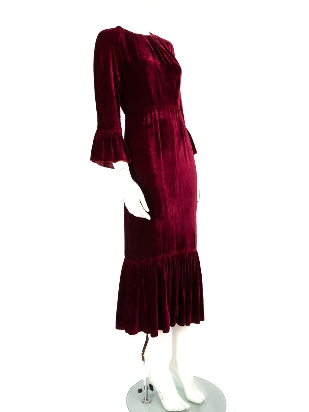 CONDITION is Very good. Minimal wear to dress is evident. Minimal wear to front bottom on this used Beulah designer resale item.



Details


Burgundy

Velvet

Dress

Midi

Long sleeves

Round neck

Flared sleeves

Back zip and hook
