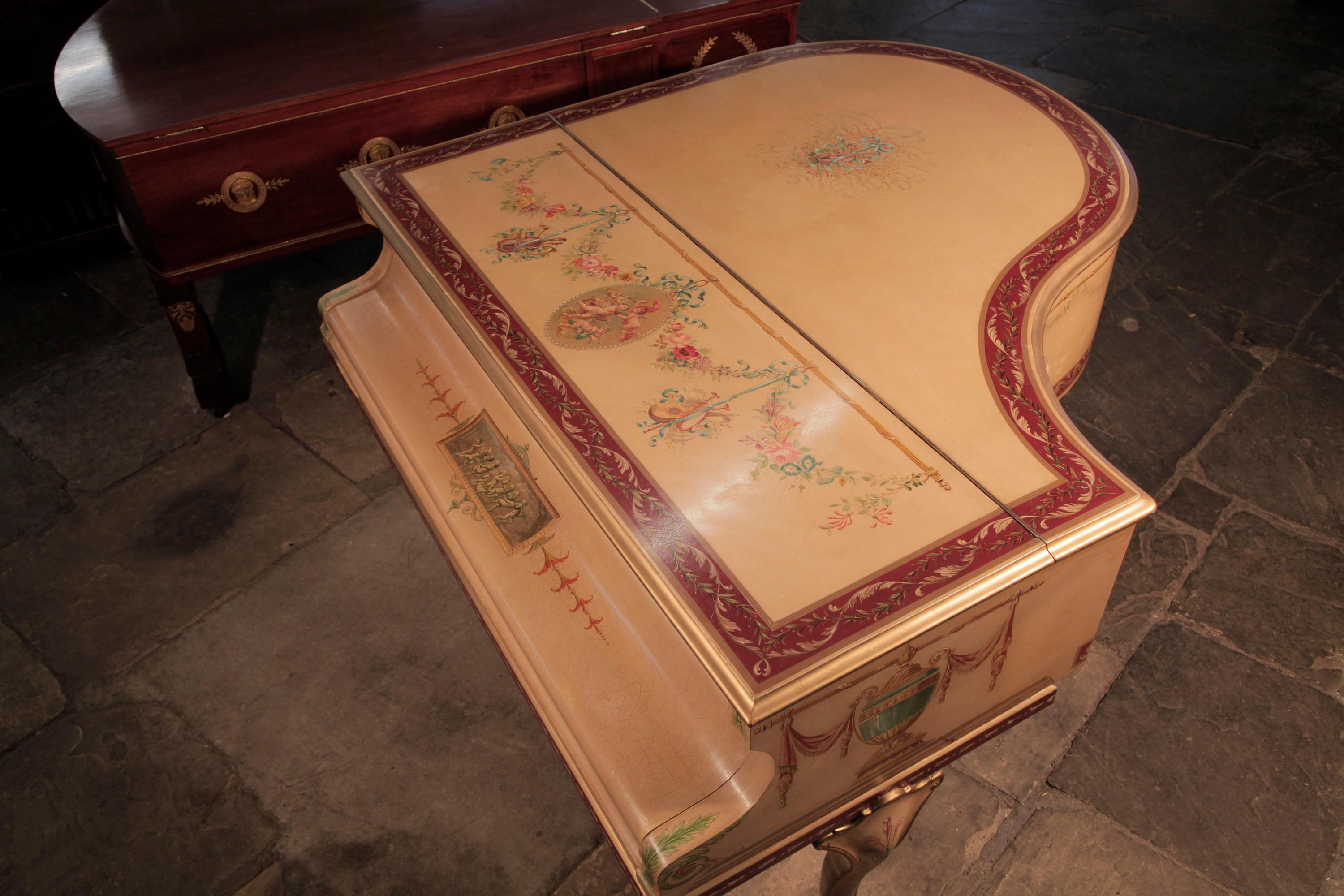 Beuloff Baby Grand Piano Cabriole Legs peints à la main motifs classiques dorés en vente 13