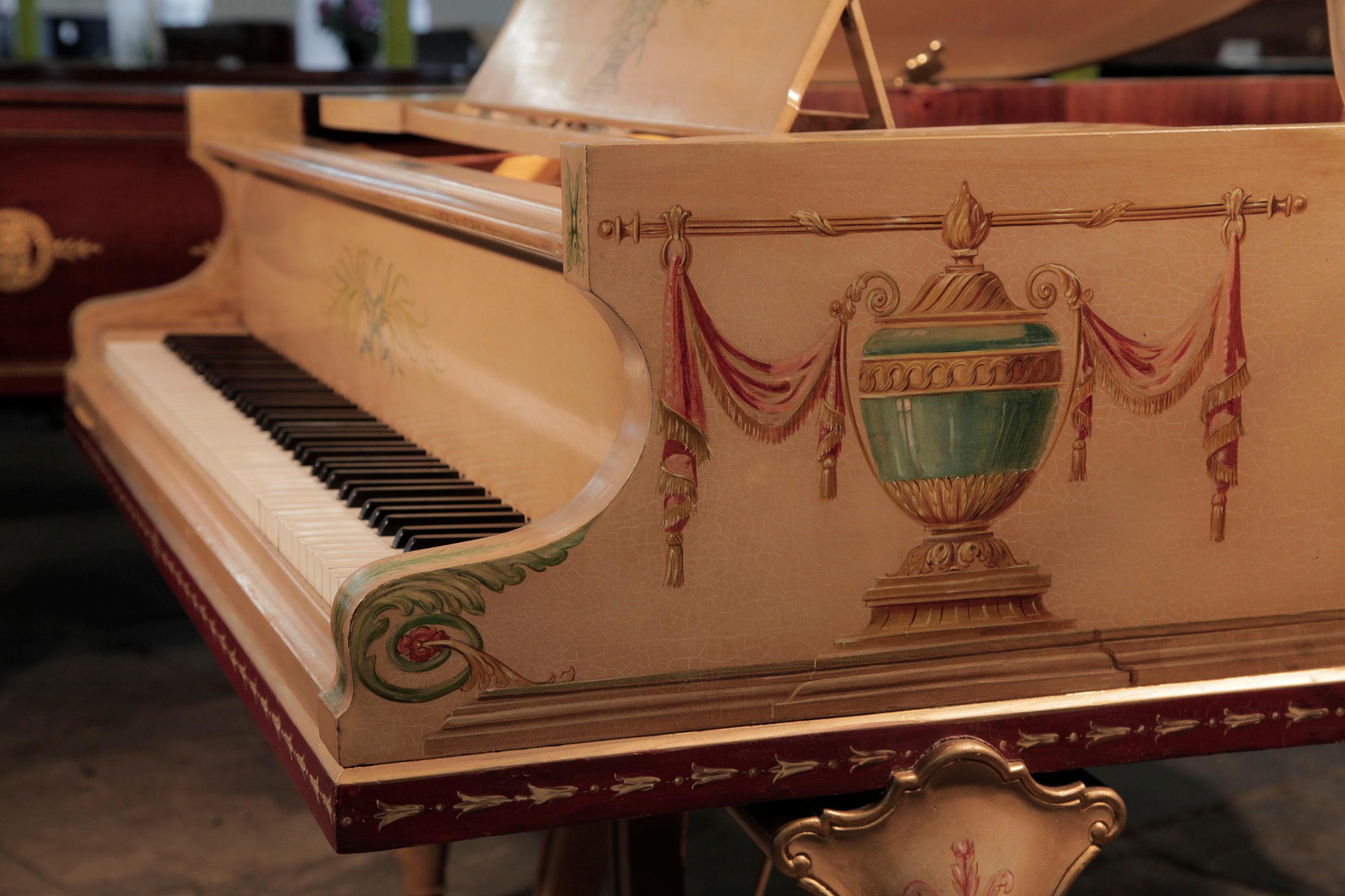 Peint à la main Beuloff Baby Grand Piano Cabriole Legs peints à la main motifs classiques dorés en vente