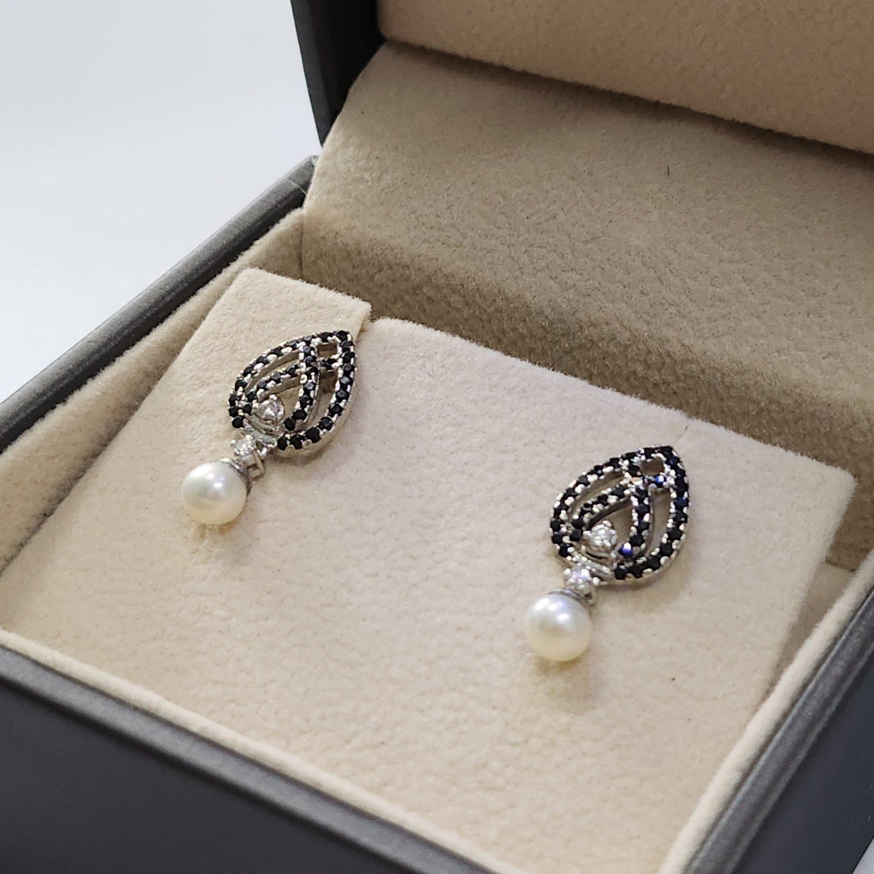 Round Cut Beutifull Pearl Earrings For Sale