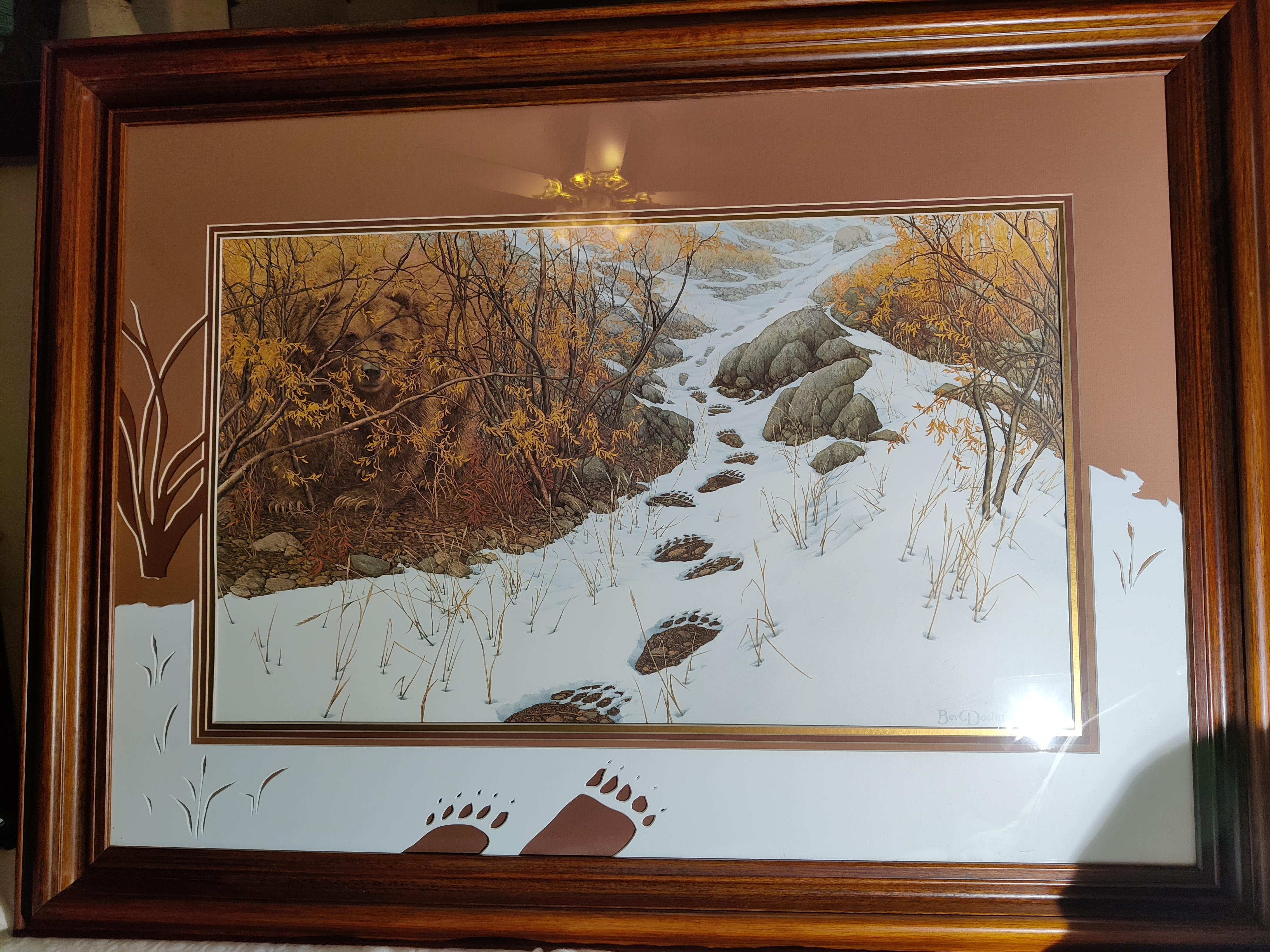 Impression « Doubleback » de Bev Doolittle signée et numérotée
5531/15000
Ours de camouflage caché dans l'image. 
Triple passe-partout avec une découpe haut de gamme très inhabituelle qui prolonge la neige, l'empreinte de l'ours, les plantes et